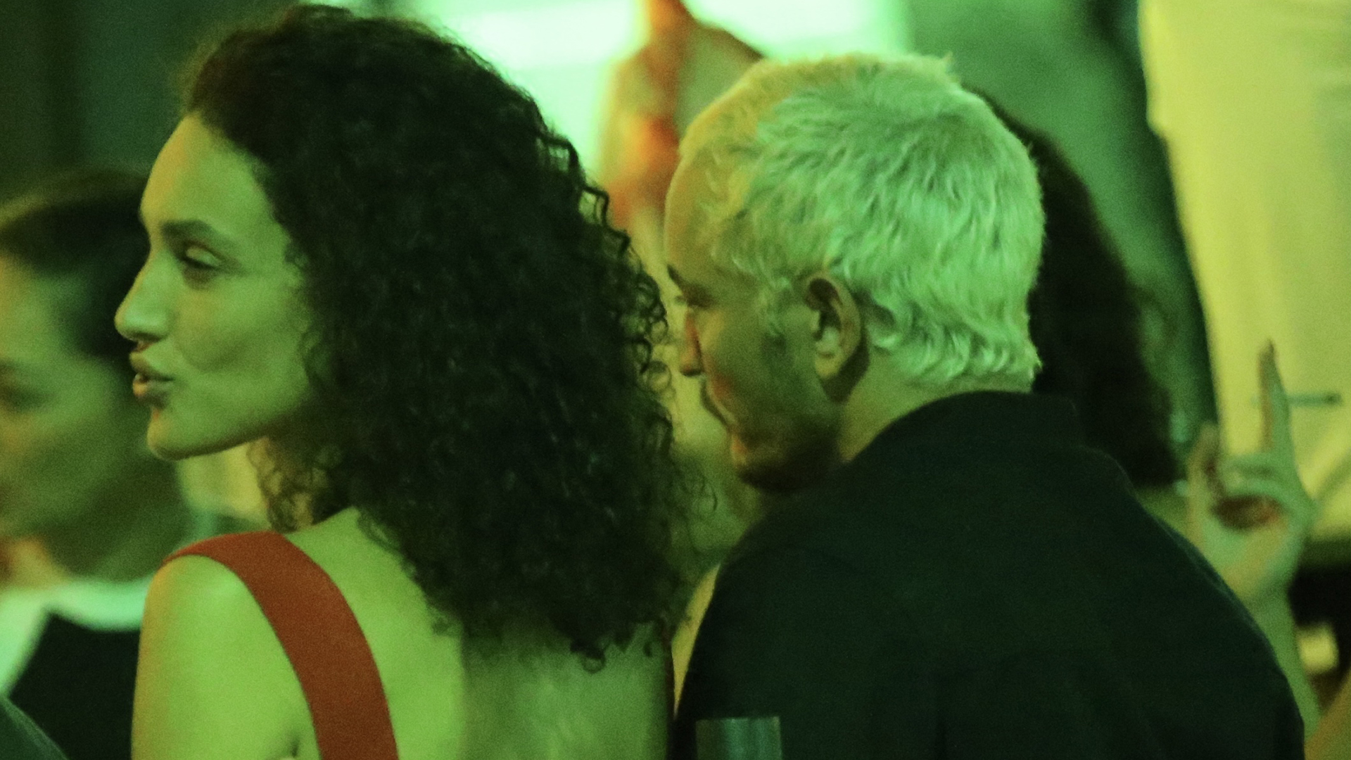 Débora Nascimento e Allan Souza Lima são flagrados juntos em barzinho no RJ