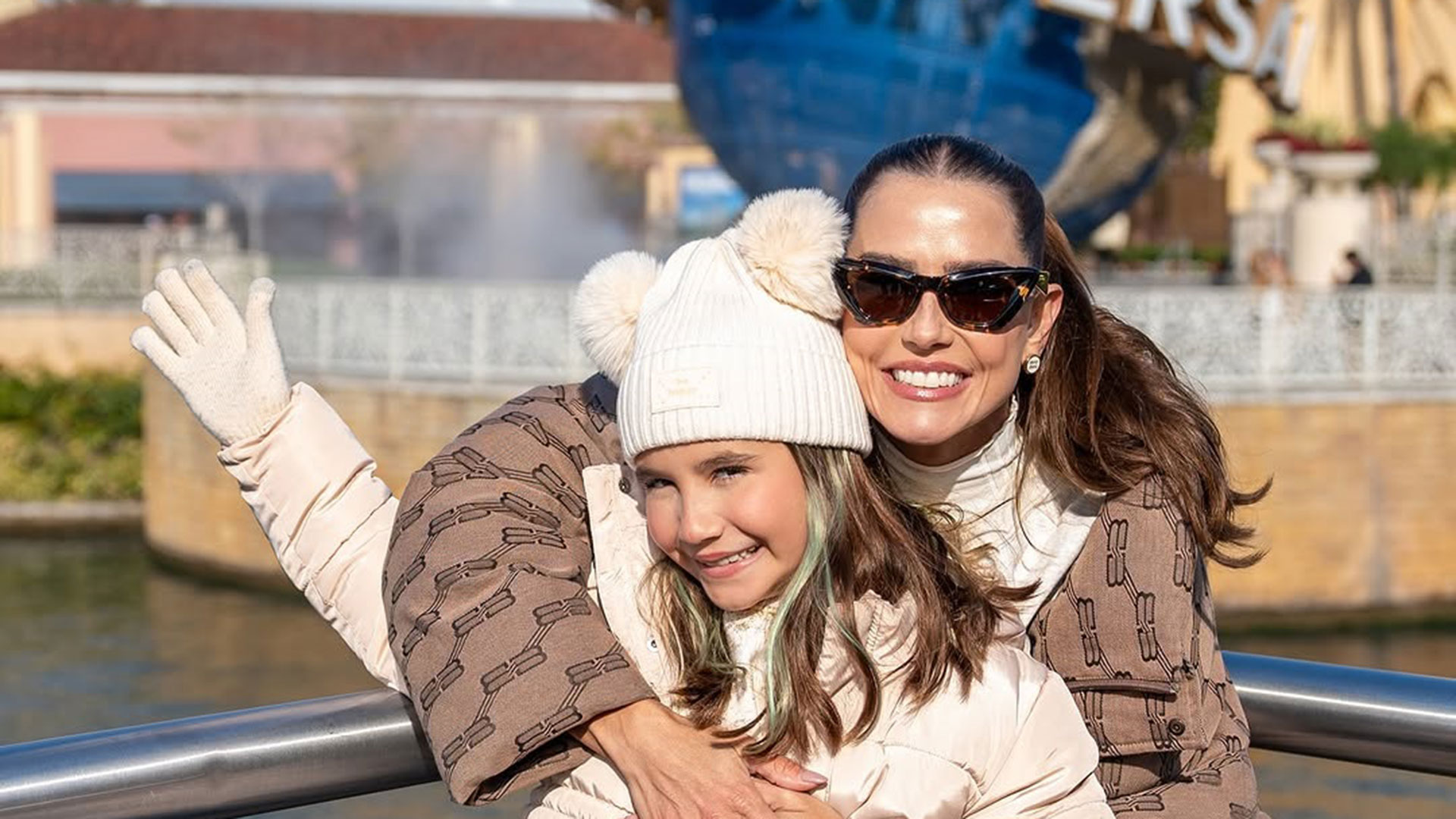 Deborah Secco mostra novas fotos de viagem com a filha