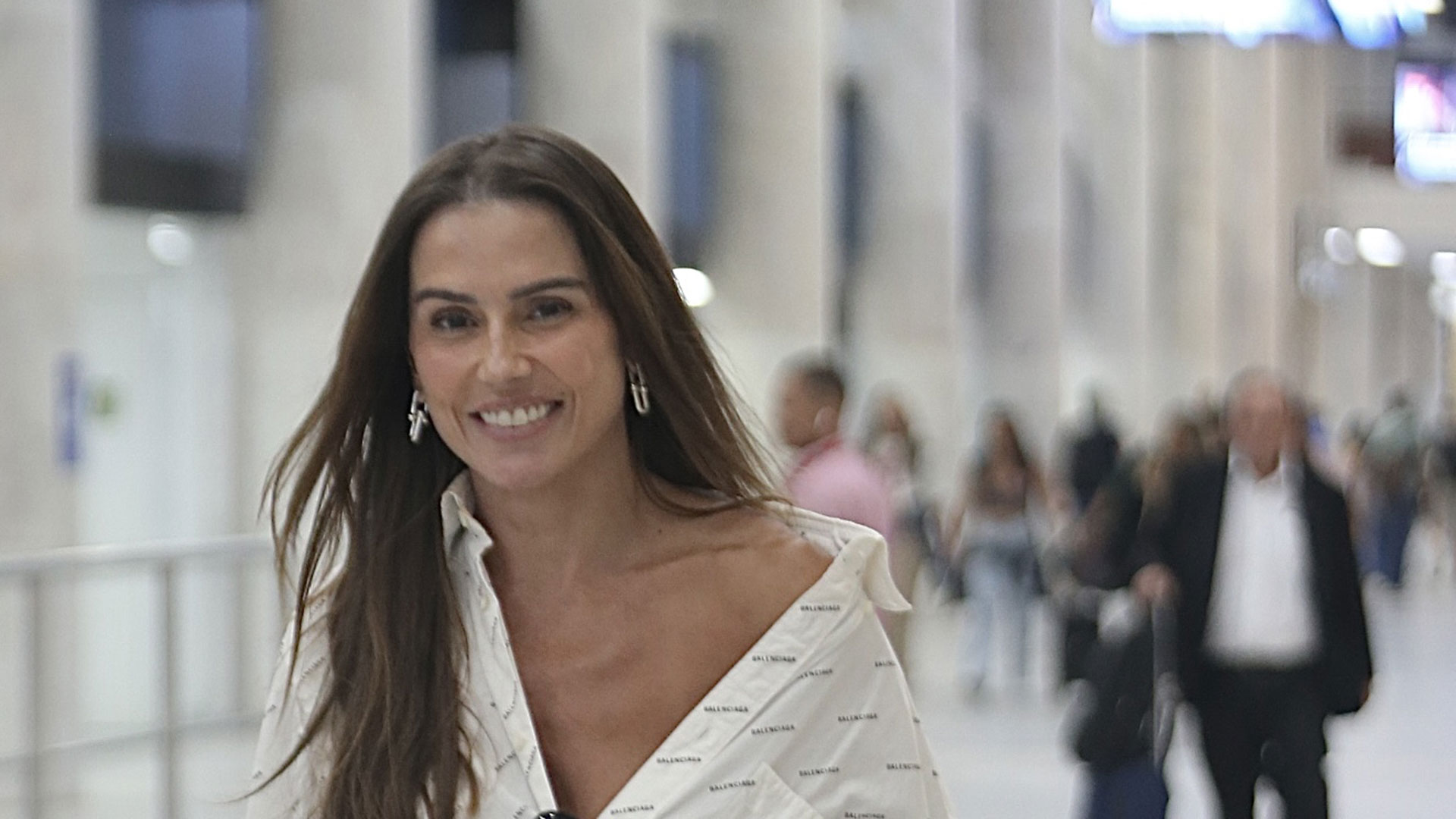 Atriz Deborah Secco esbanja simpatia em aeroporto