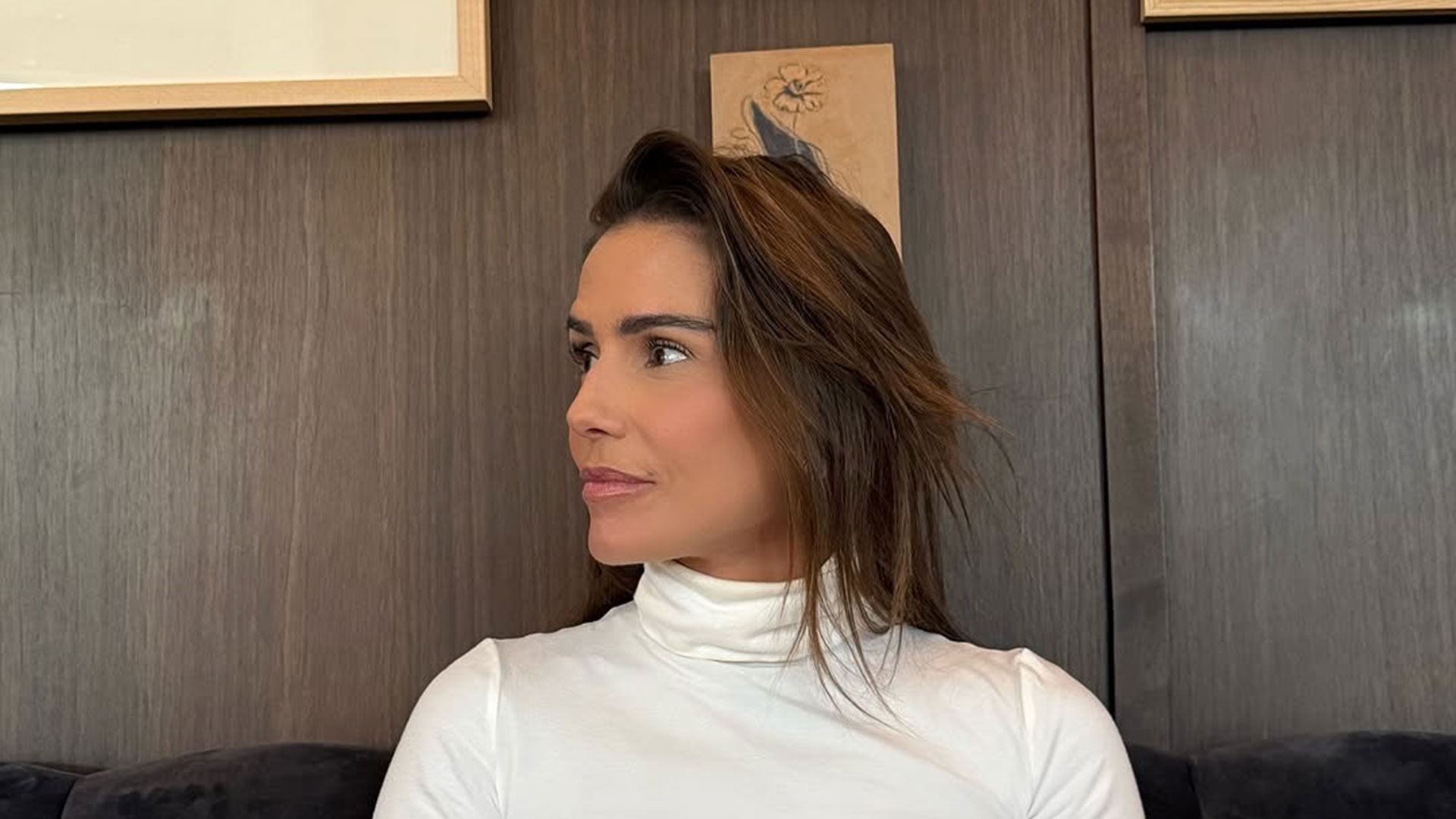 Deborah Secco posa estilosa durante viagem para Nova York