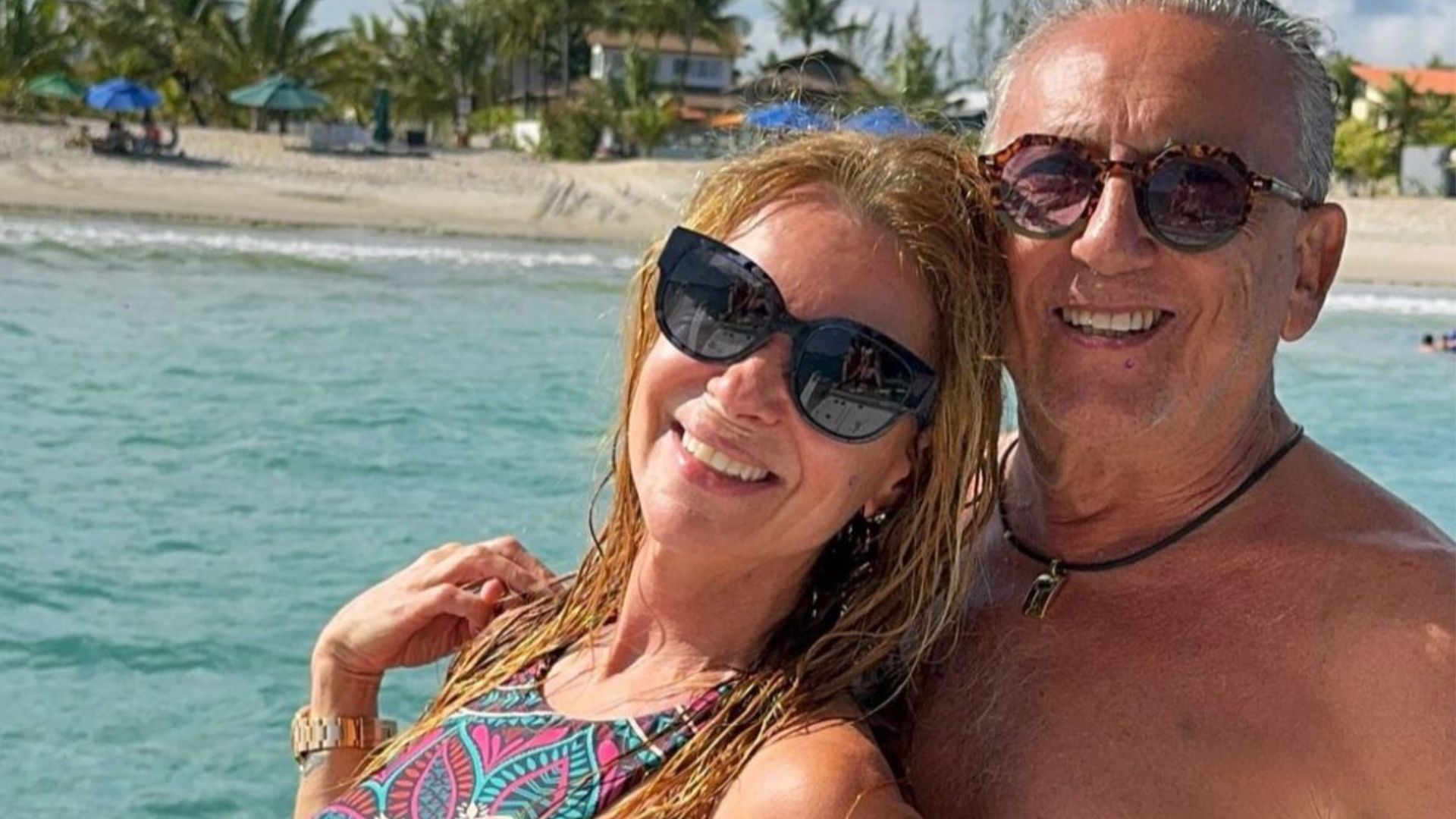 Galvão Bueno curte passeio de barco ao lado da esposa, Desirée Soares