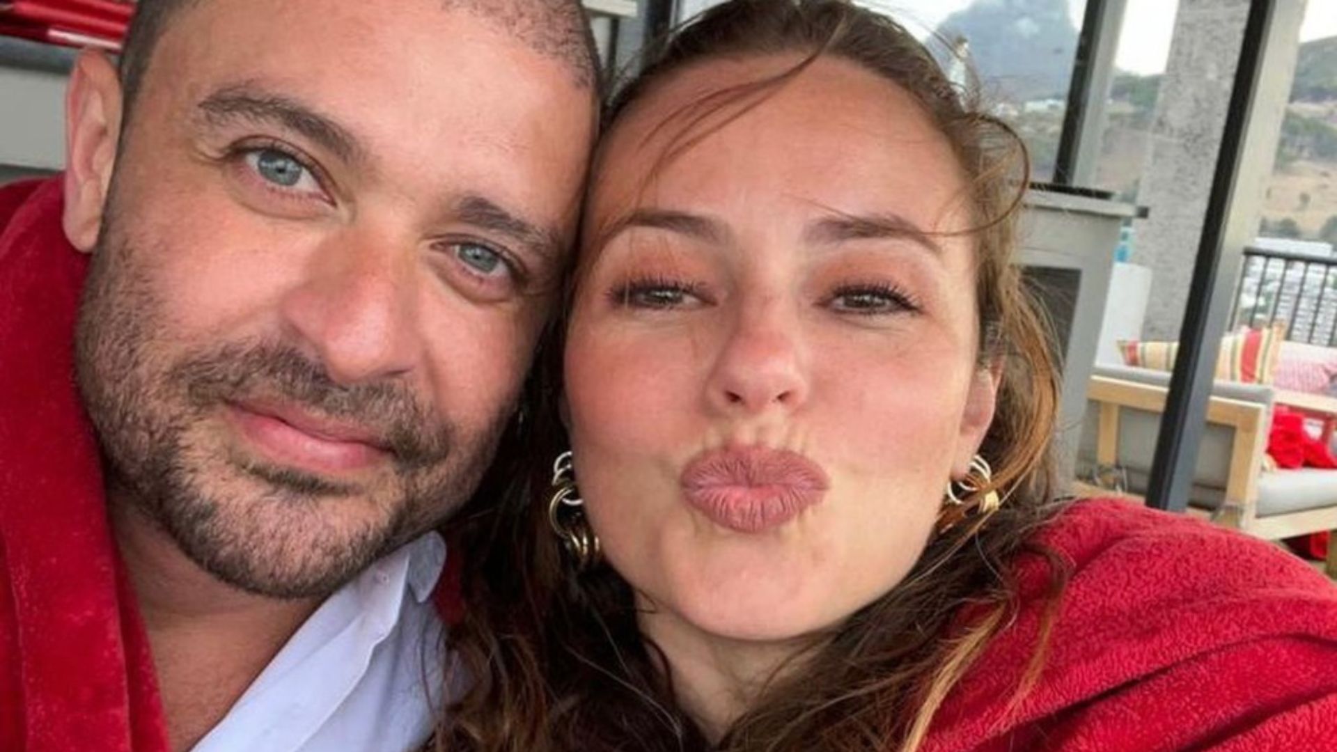 Diogo Nogueira ganha tapa e apertão no bumbum de Paolla Oliveira em show