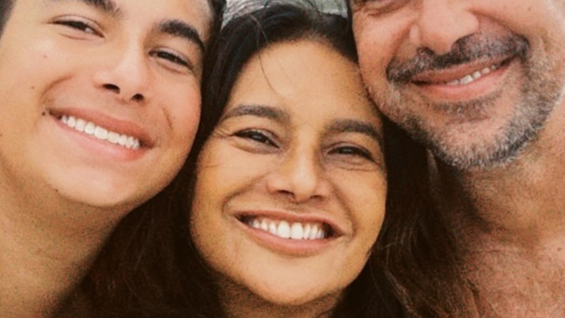 Dira Paes curte o dia na praia ao lado do marido e dos filhos