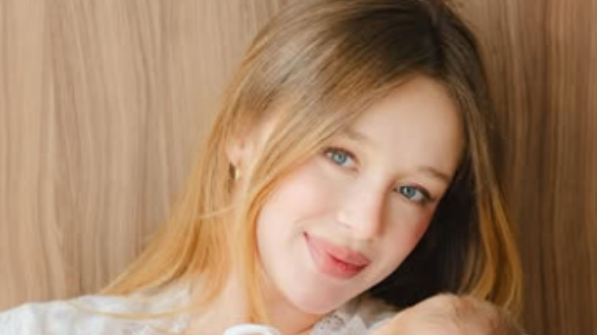 Duda Reis mostra as primeiras fotos com a filha recém-nascida no colo