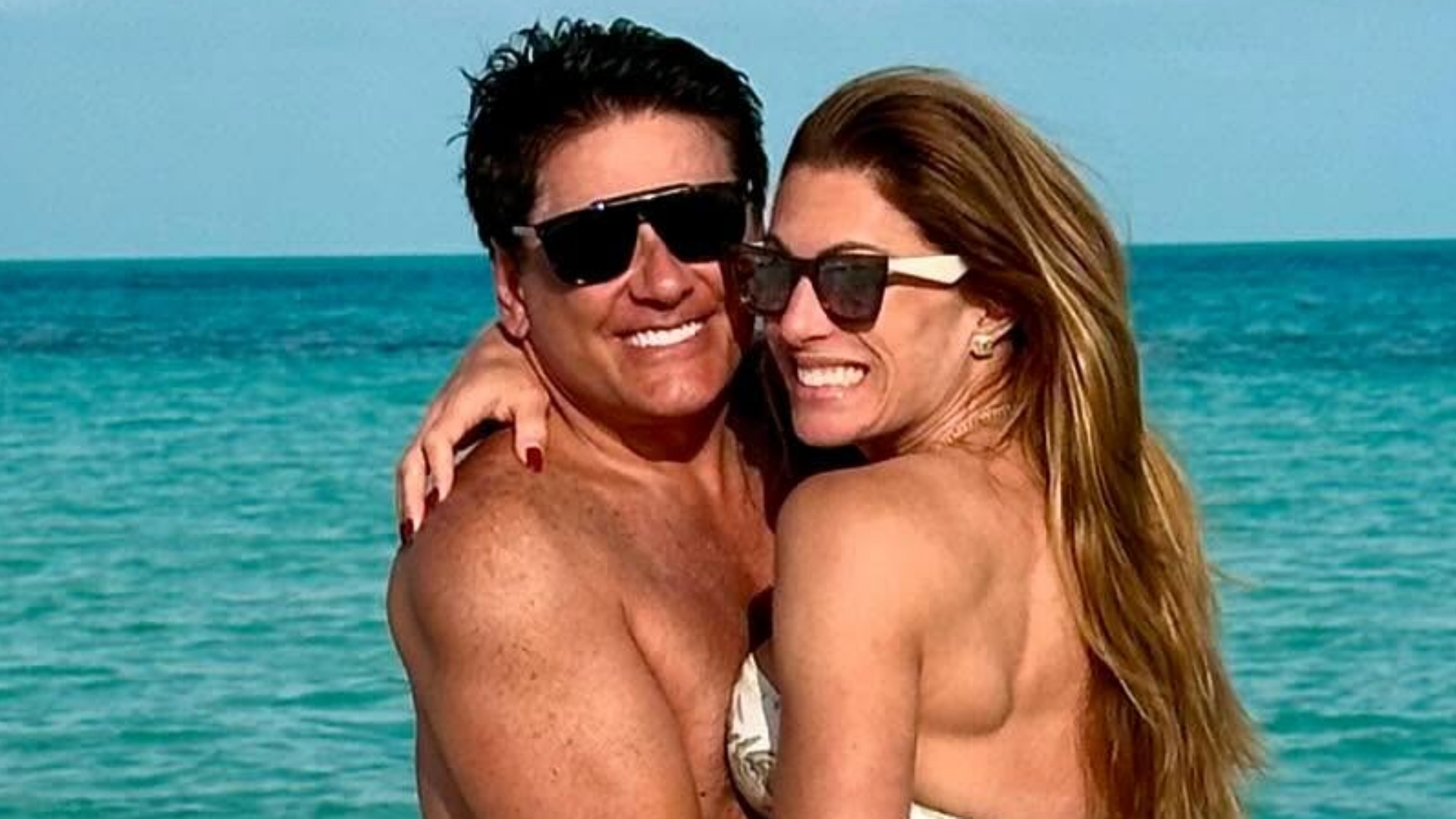 Elaine Mickely surge em clima de romance com Cesar Filho durante viagem