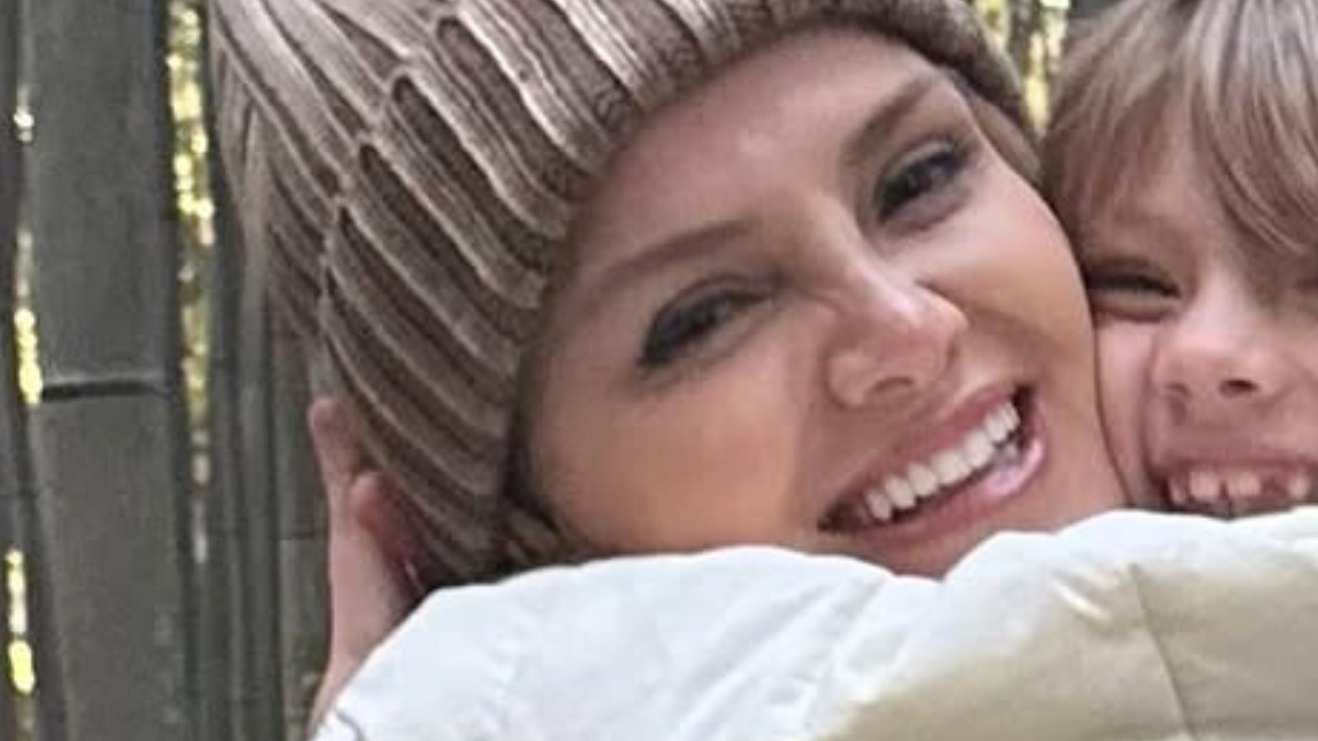 Eliana encanta ao posar com a filha caçula durante férias no Japão