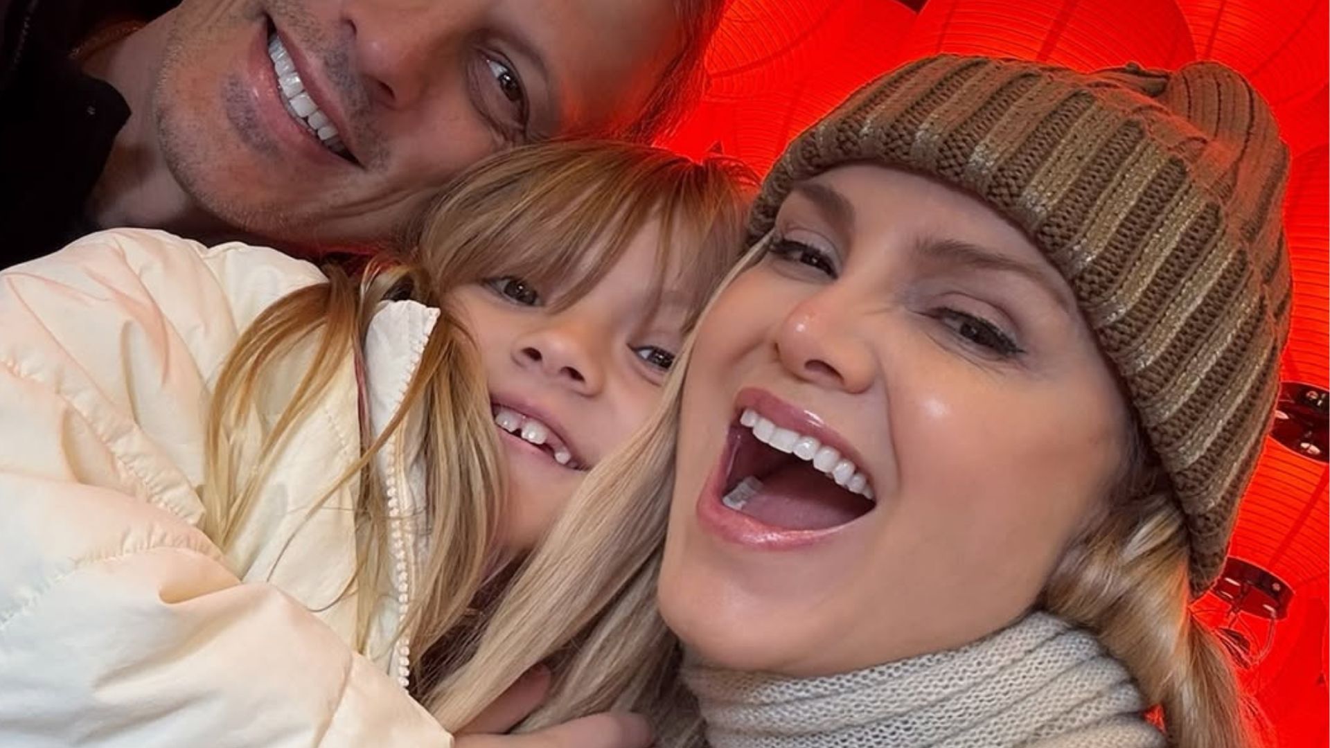 Eliana abre álbum de férias no Japão com o marido e os dois filhos
