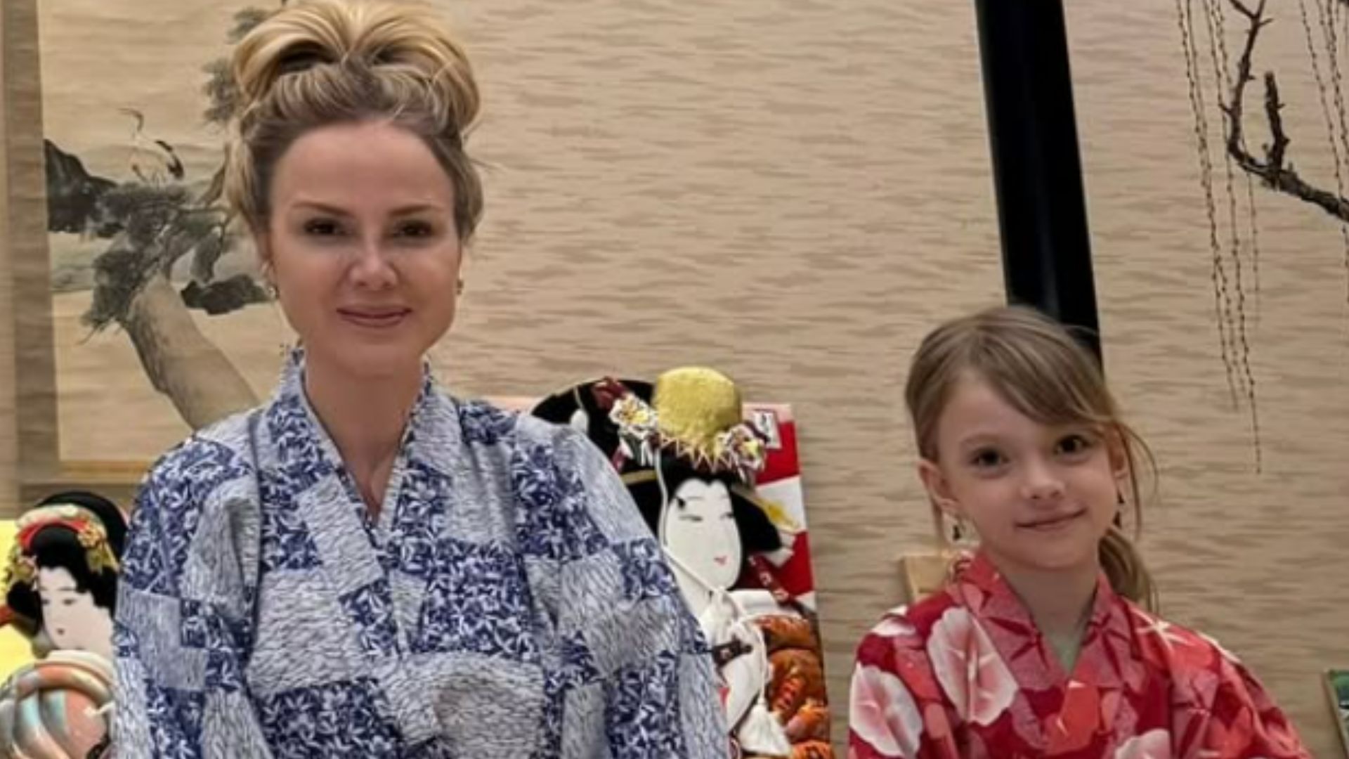 De férias no Japão, Eliana encanta ao posar de quimono ao lado da filha