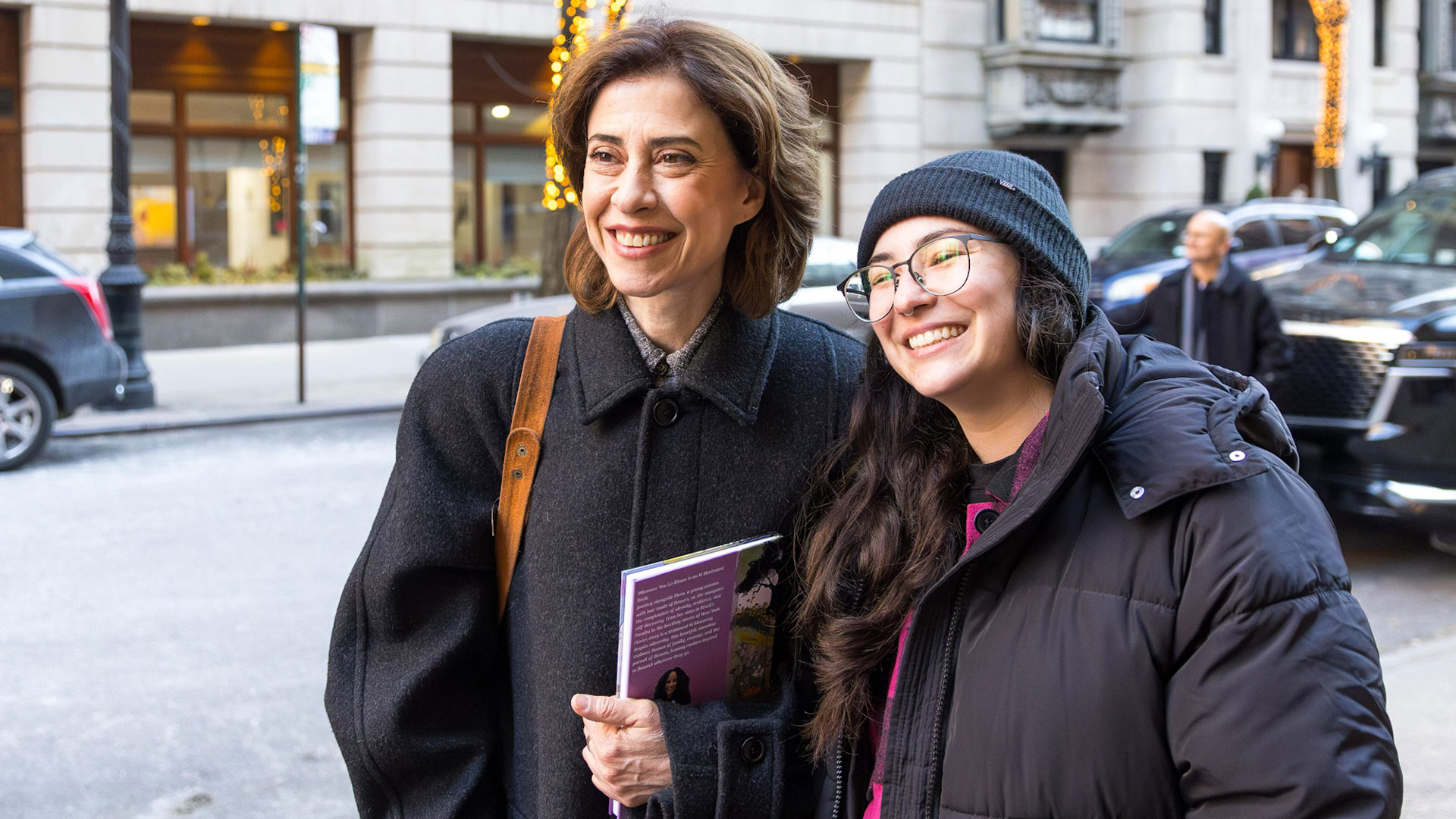 Fernanda Torres esbanja simpatia ao chegar para programa em Nova York