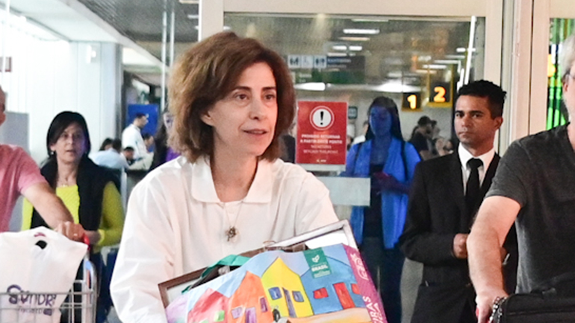 Fernanda Torres faz rara aparição com o marido em aeroporto