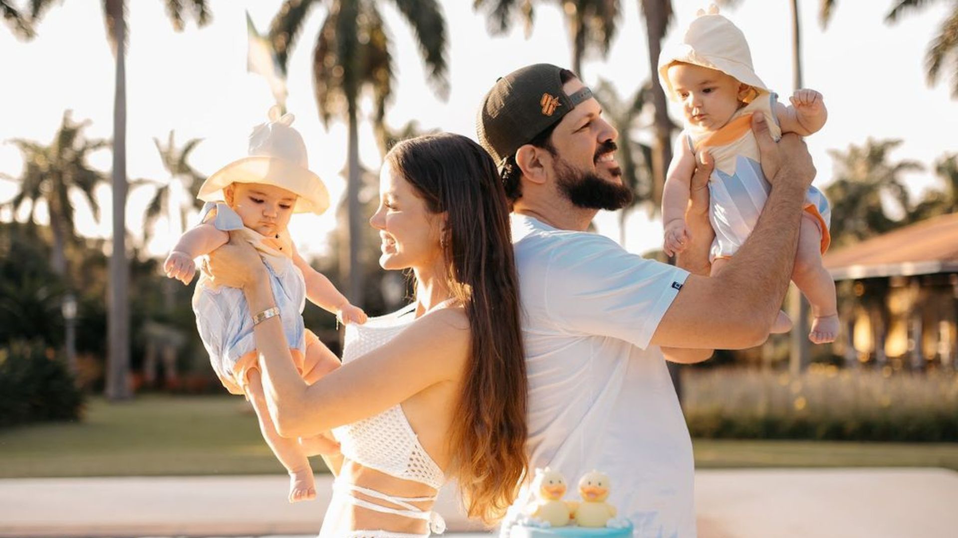 Biah Rodrigues e Sorocaba celebram os 6 meses dos filhos gêmeos