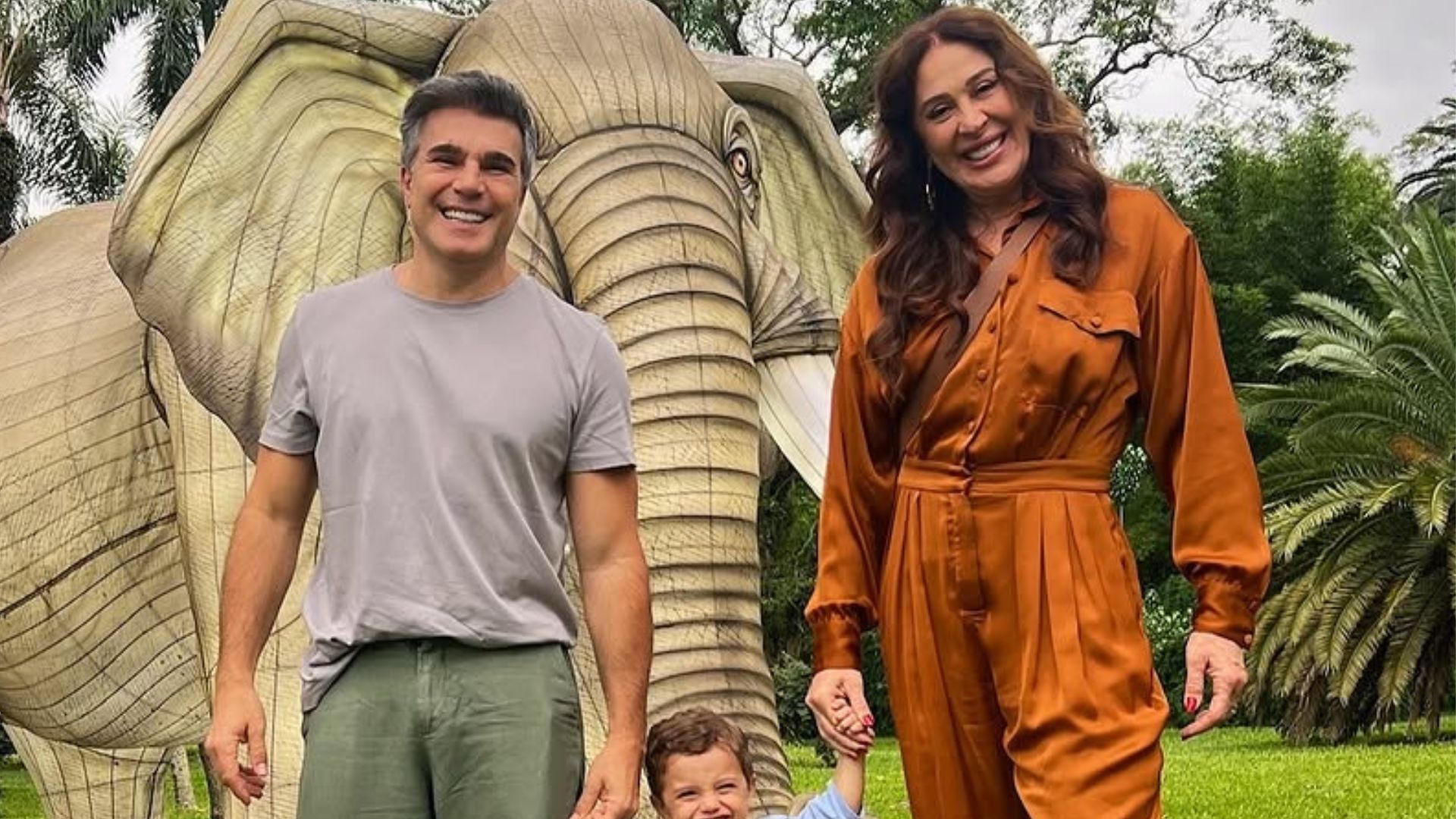 Filho caçula de Claudia Raia rouba a cena em fotos de passeio em família