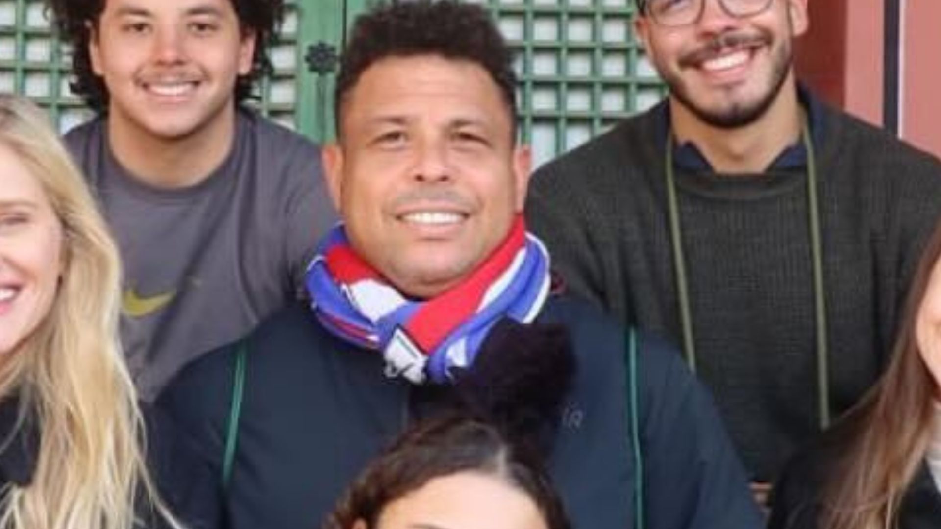 Ronaldo posa com os quatro filhos durante viagem à Coreia do Sul