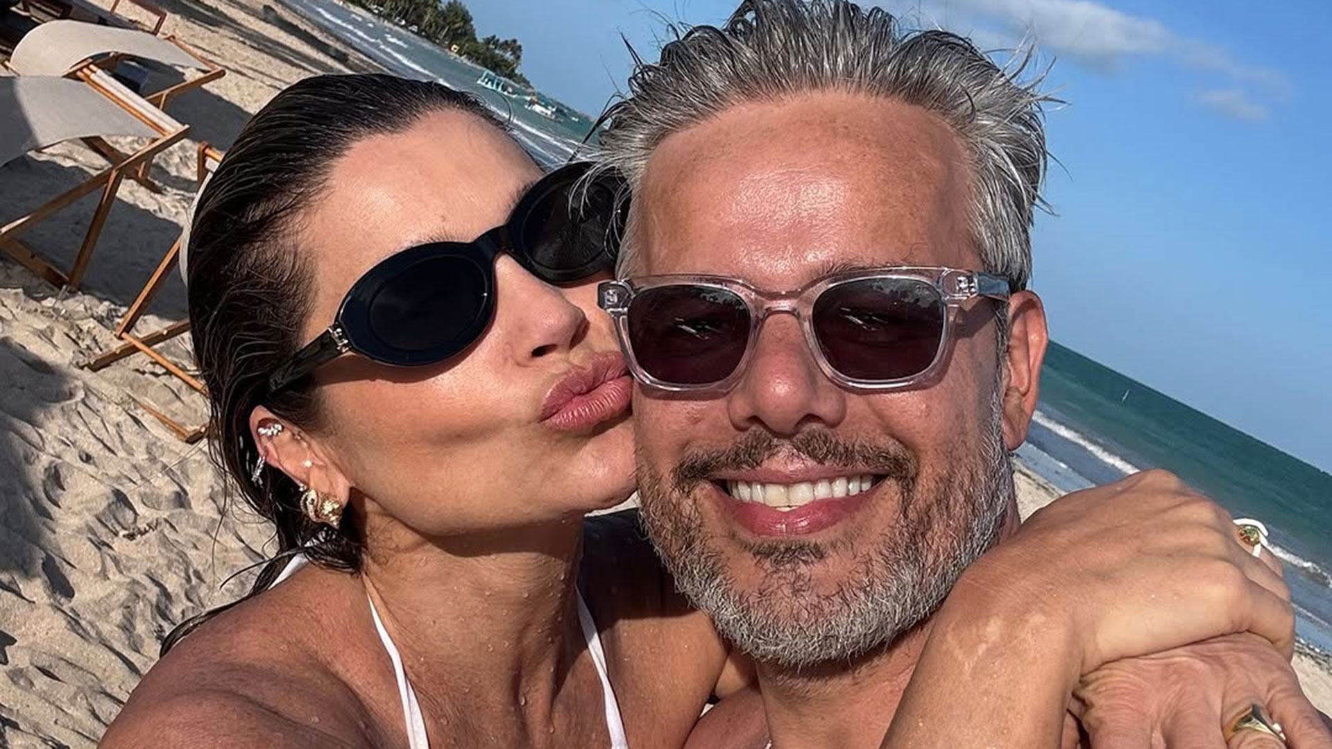 Flávia Alessandra posa em clima de romance com Otaviano Costa