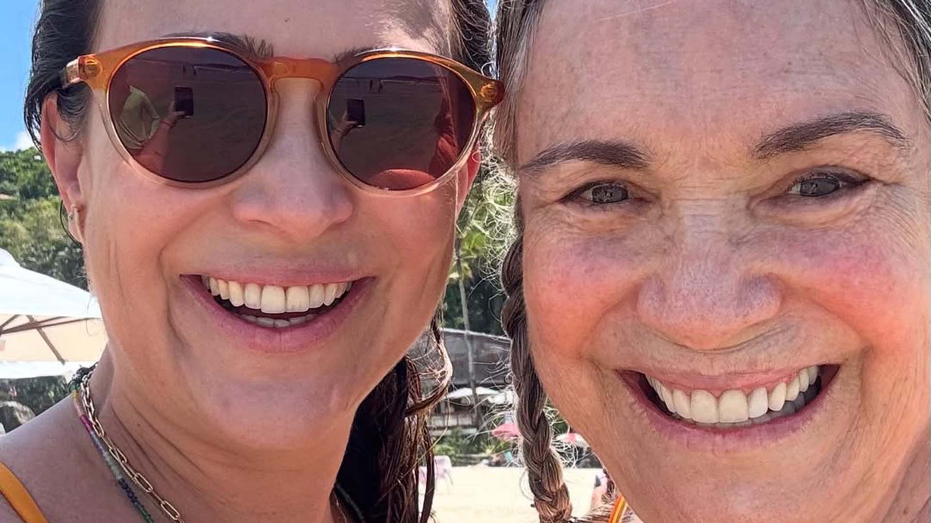 Gabriela Duarte curte dia na praia com a mãe, Regina Duarte