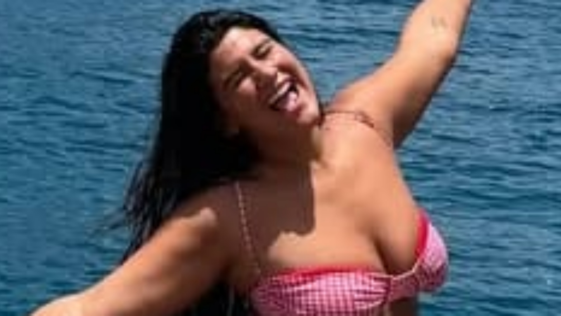 Giulia Costa ostenta curvas impecáveis em clique na praia