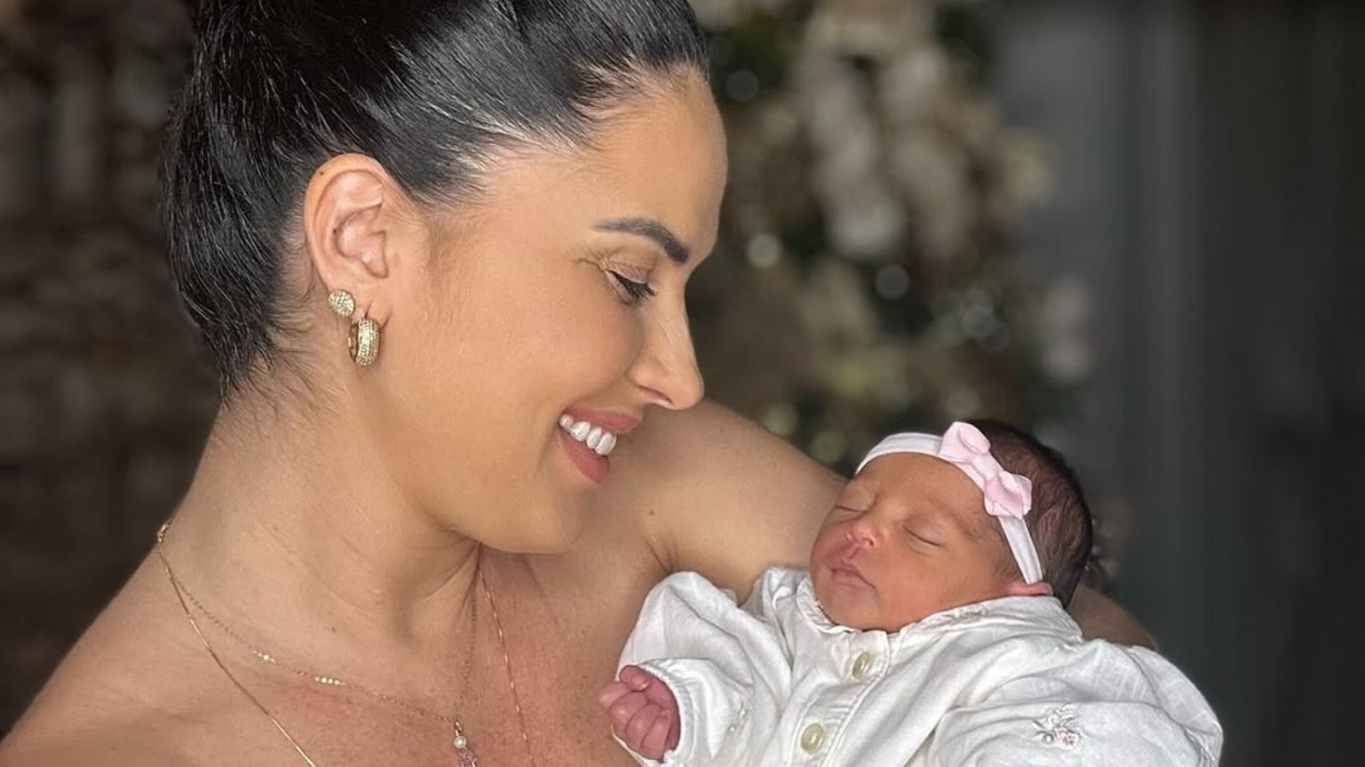 Graciele Lacerda admite tensão ao ver a filha, Clara, ter a orelha furada