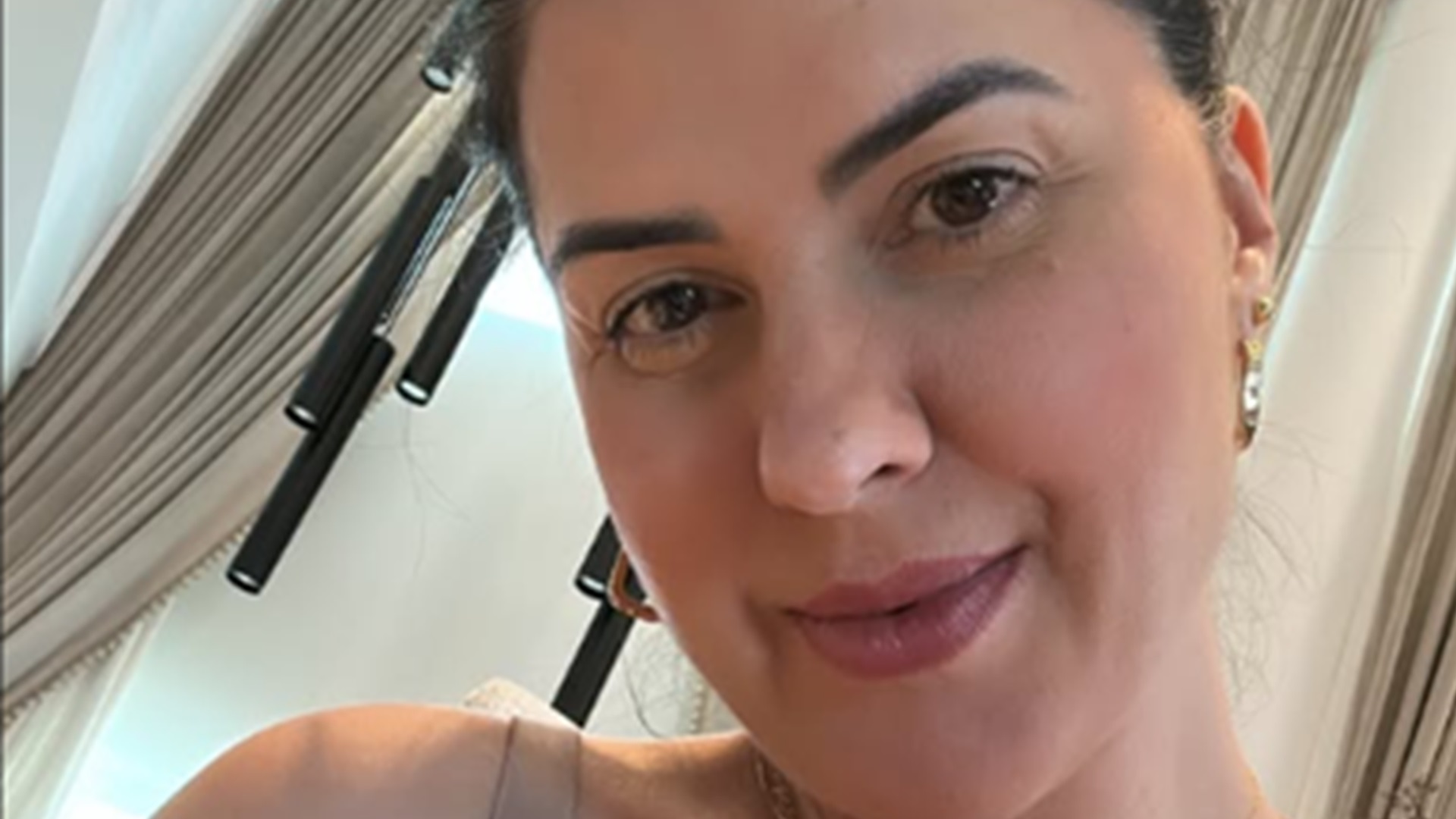Graciele Lacerda posta foto amamentando a filha recém-nascida, Clara: ‘Já estou aqui’