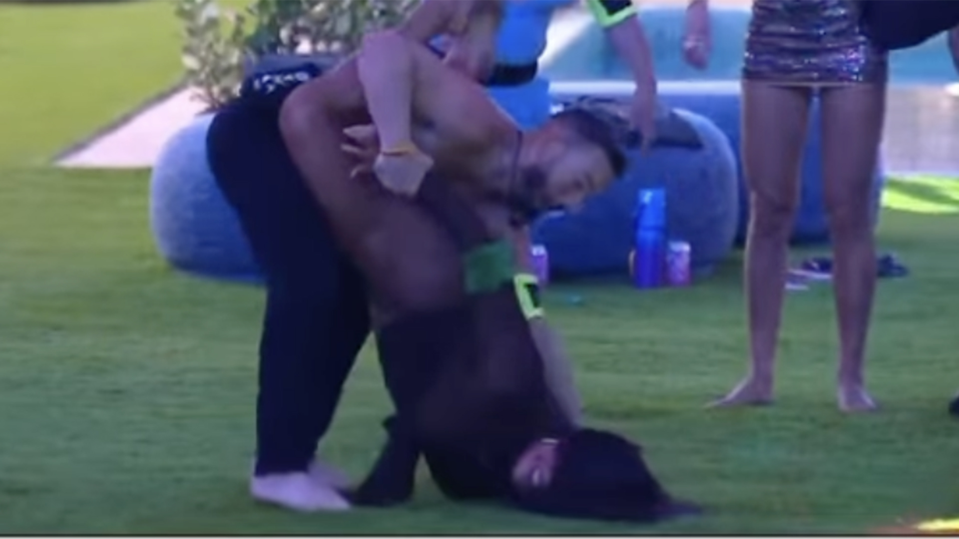 BBB 25: Gracyanne Barbosa leva tombo e fica de cara no chão