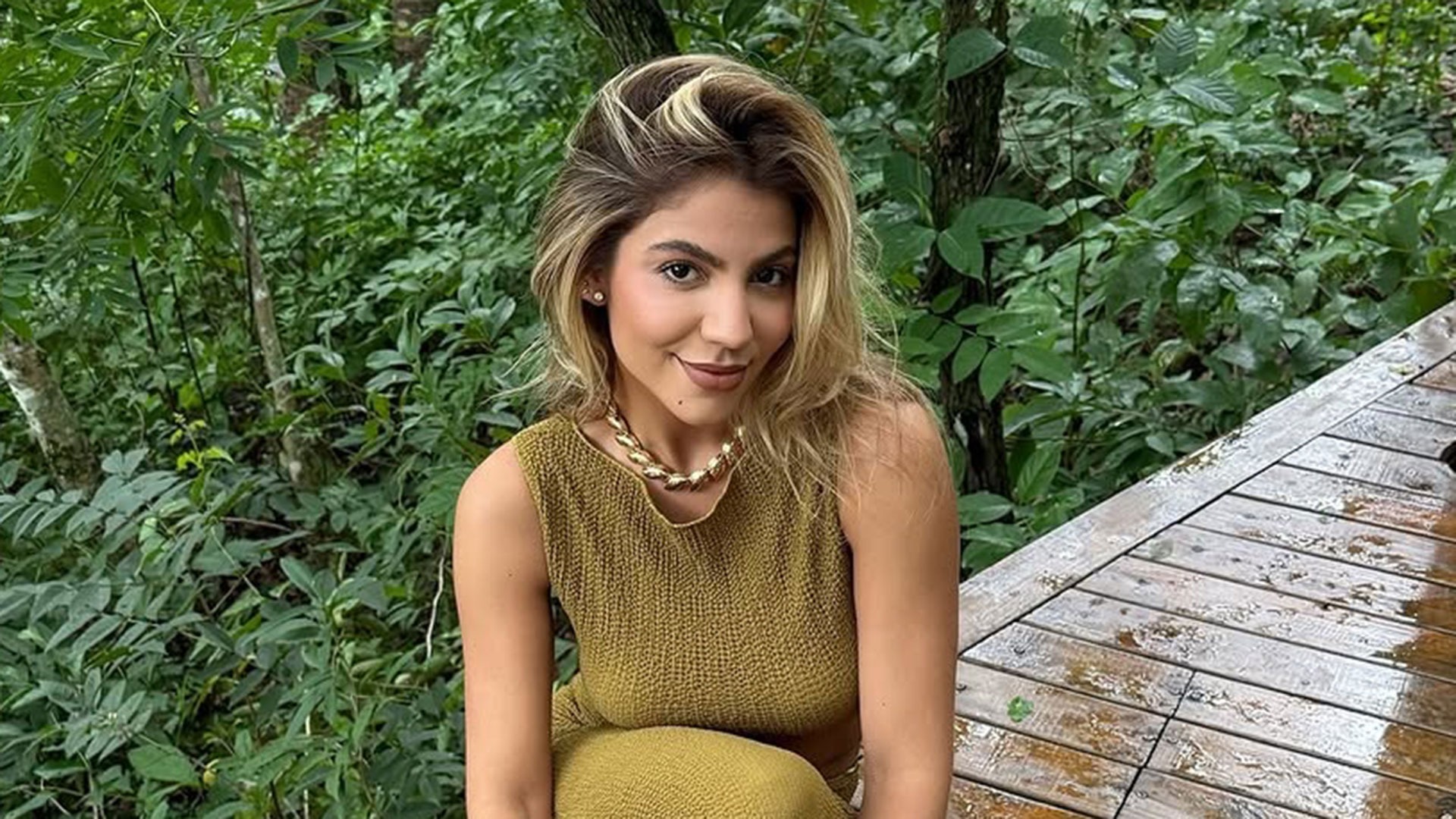 Hariany Almeida diz que fez cirurgia plástica devido à pressão estética