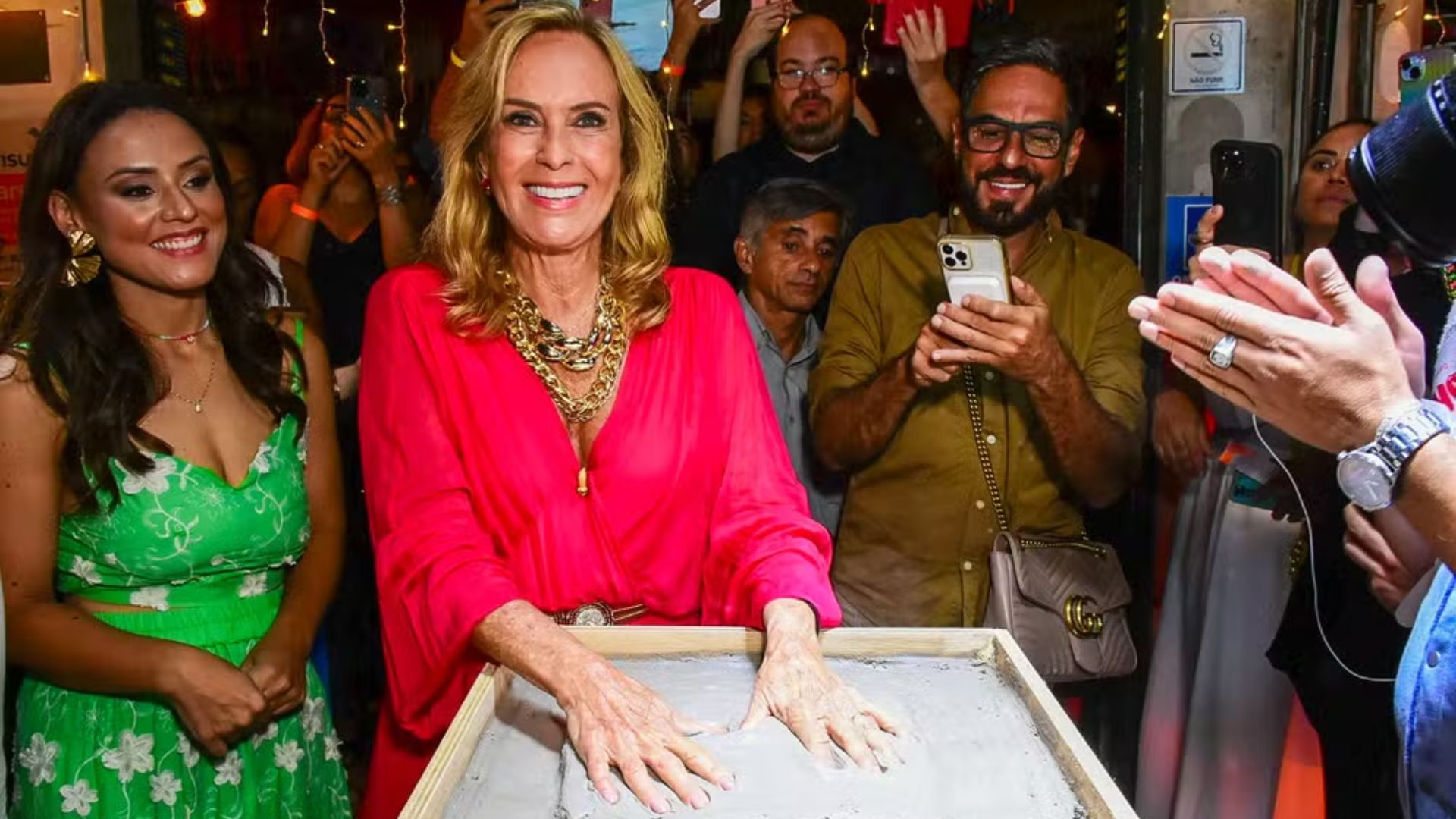 Eterna ‘Garota de Ipanema’, Helô Pinheiro é homenageada em bar de SP
