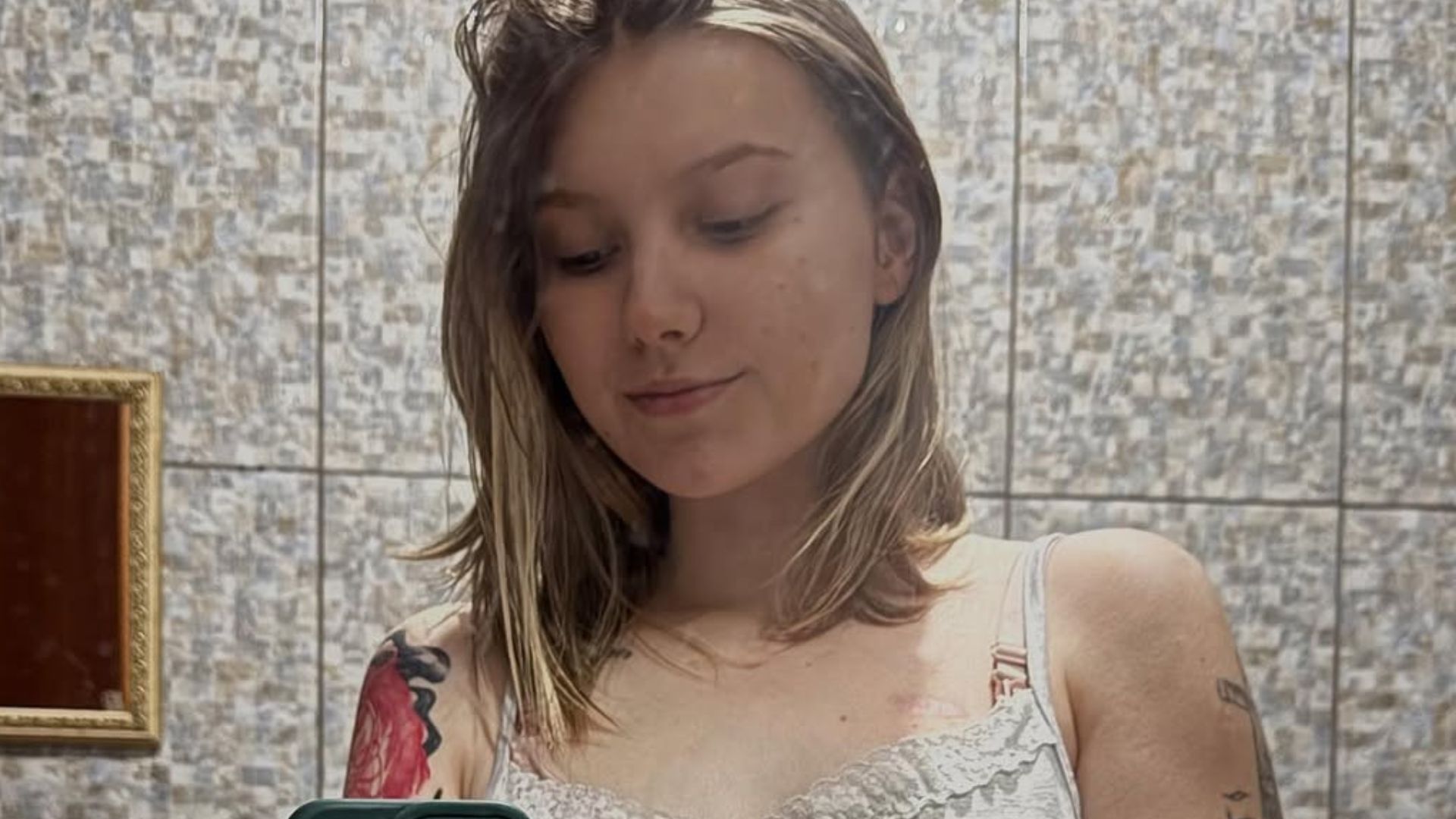 Isabel Veloso exibe barriga pós-parto e a cicatriz da cesárea