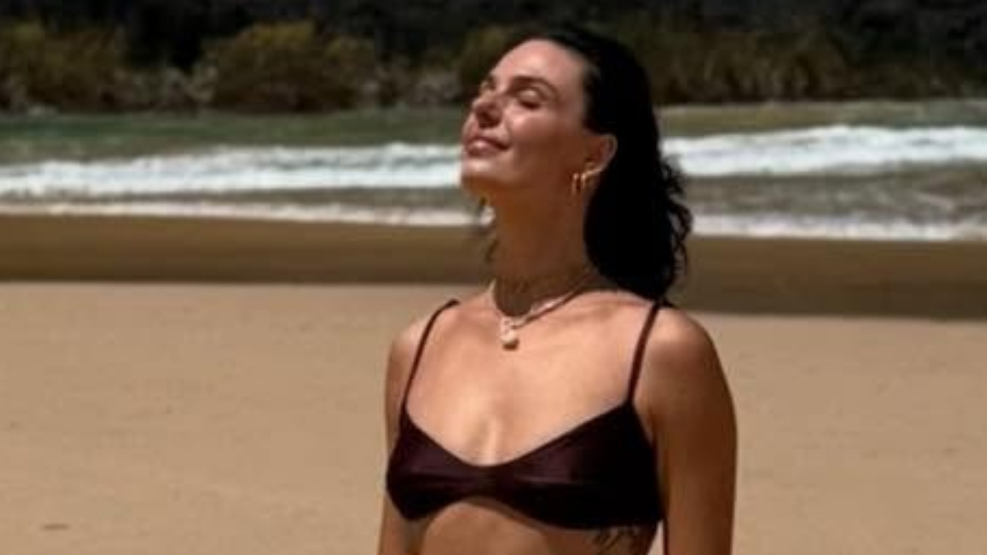 Em Noronha, Isis Valverde exibe beleza natural ao curtir o dia na praia