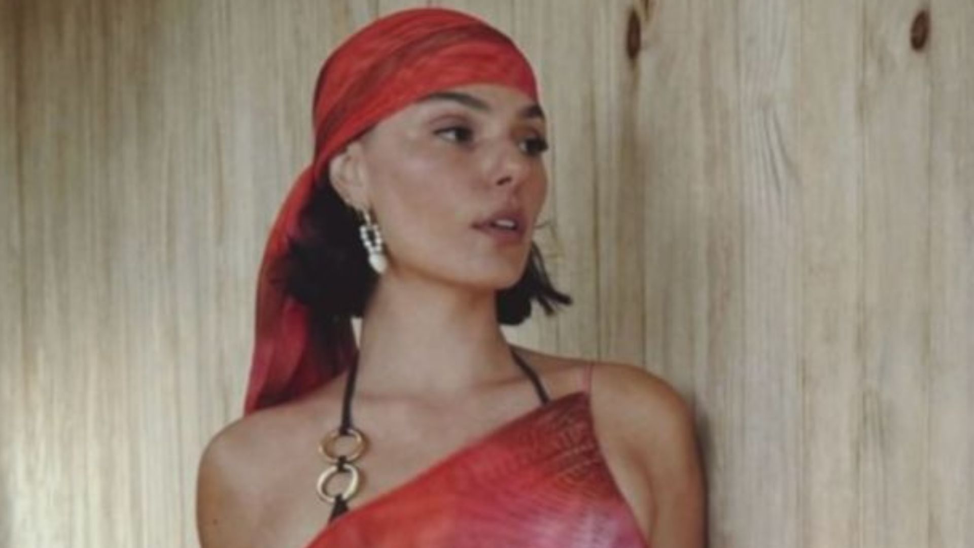 Isis Valverde arranca elogios ao posar com look monocromático