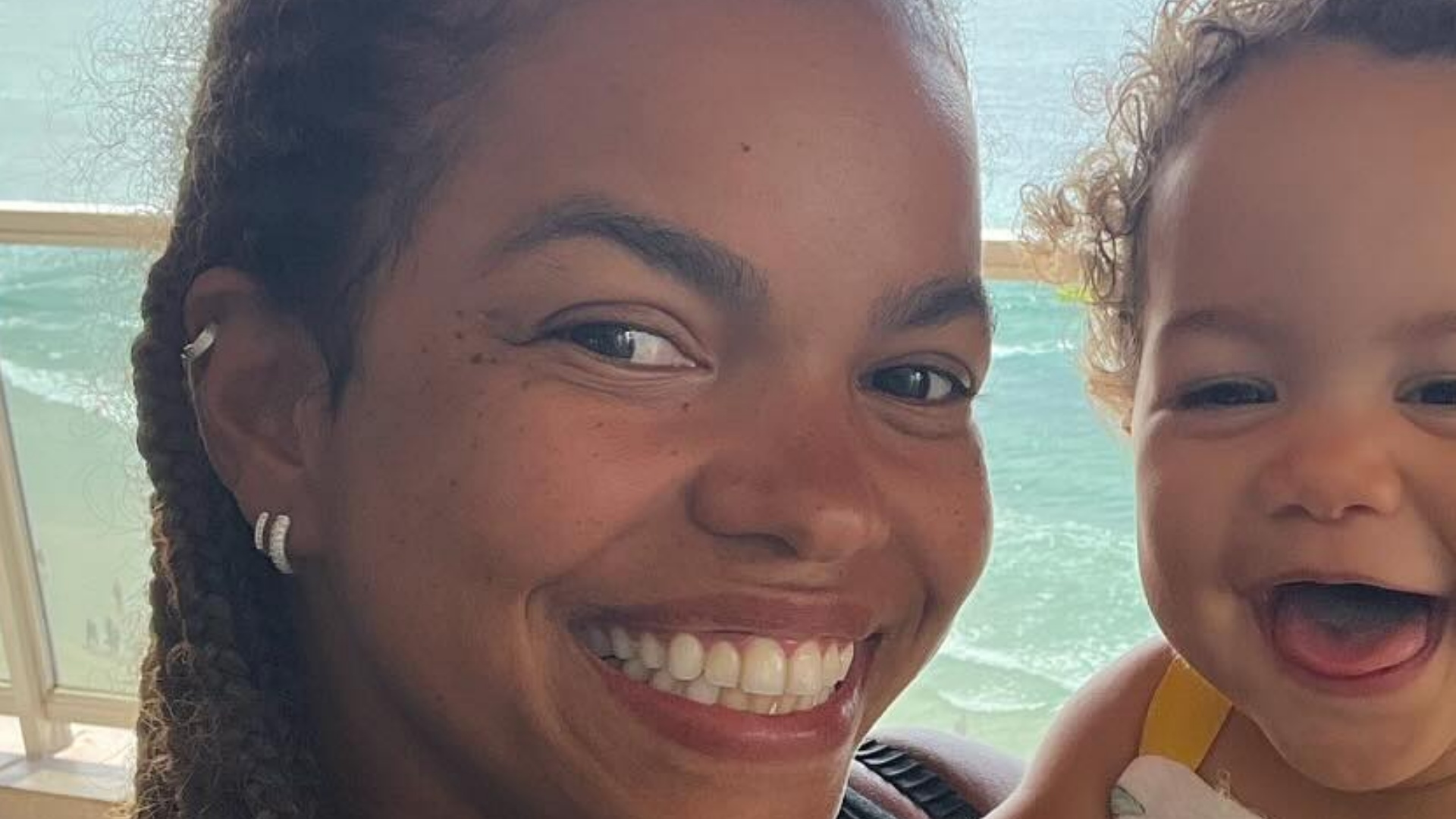 Filha de Jeniffer Nascimento surge sorridente em foto com a mãe