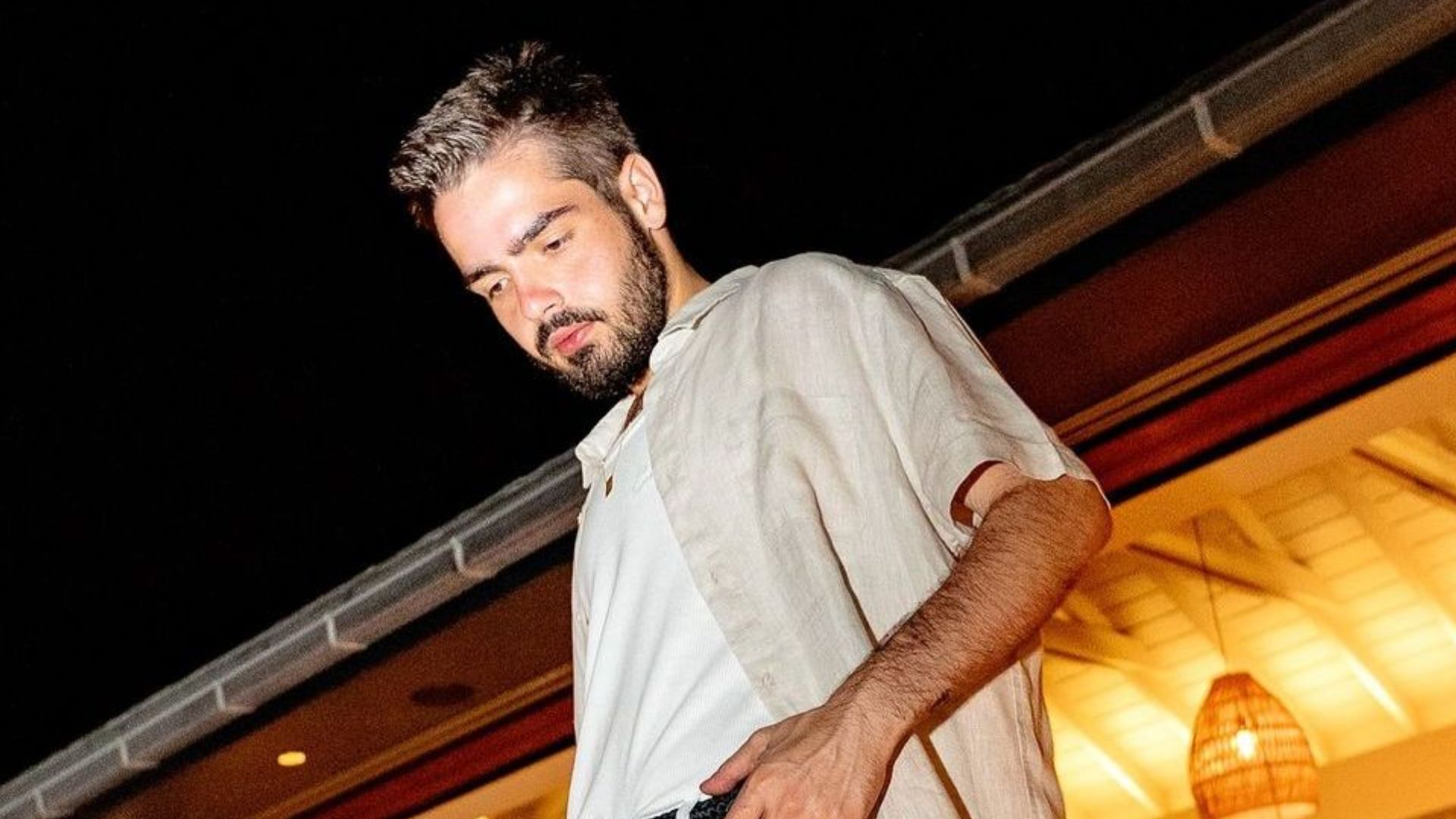 Em viagem com a família, João Silva chama atenção pelo tamanho do cinto