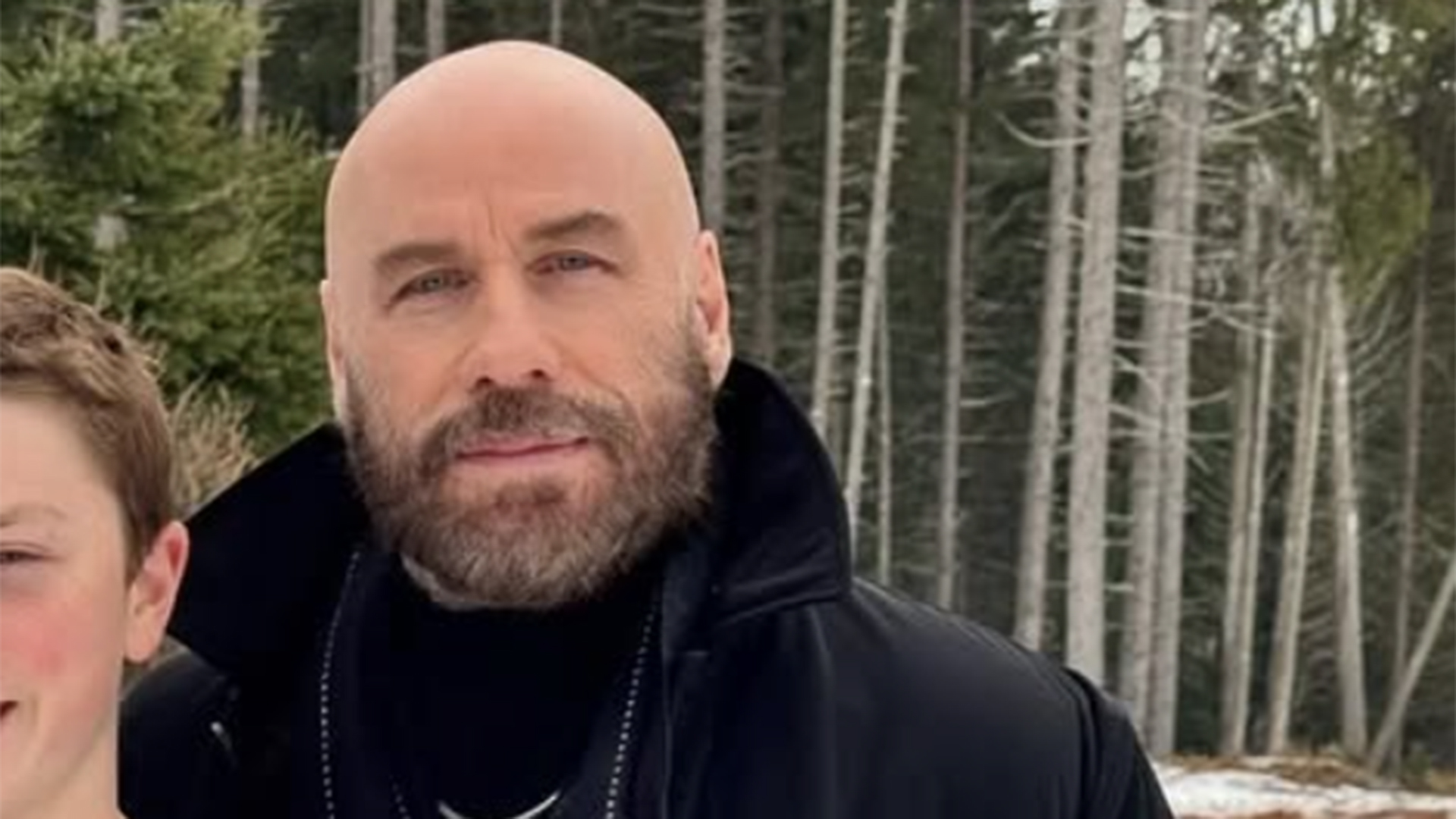 John Travolta faz rara aparição com seus dois filhos em nova foto