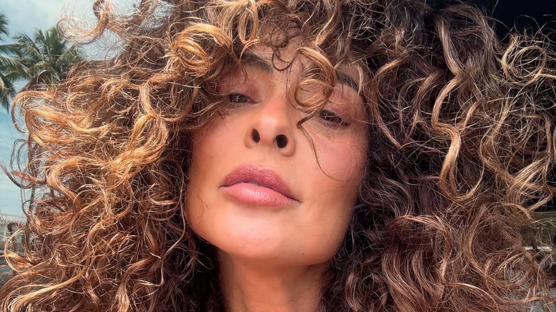 Juliana Paes exibe cabelo natural e com mechas: ‘Nova personagem’