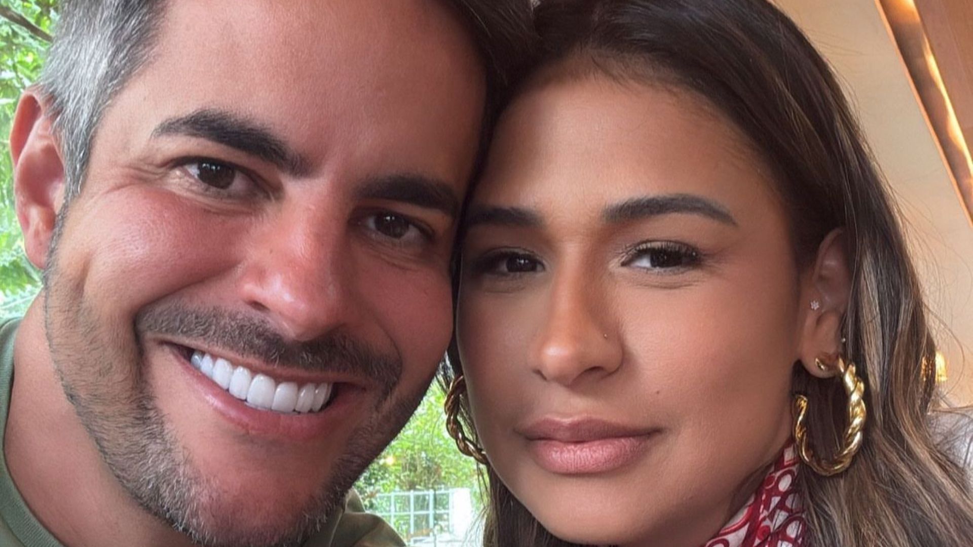 Kaká Diniz declara amor por Simone Mendes e opina sobre ser conhecido como marido da cantora