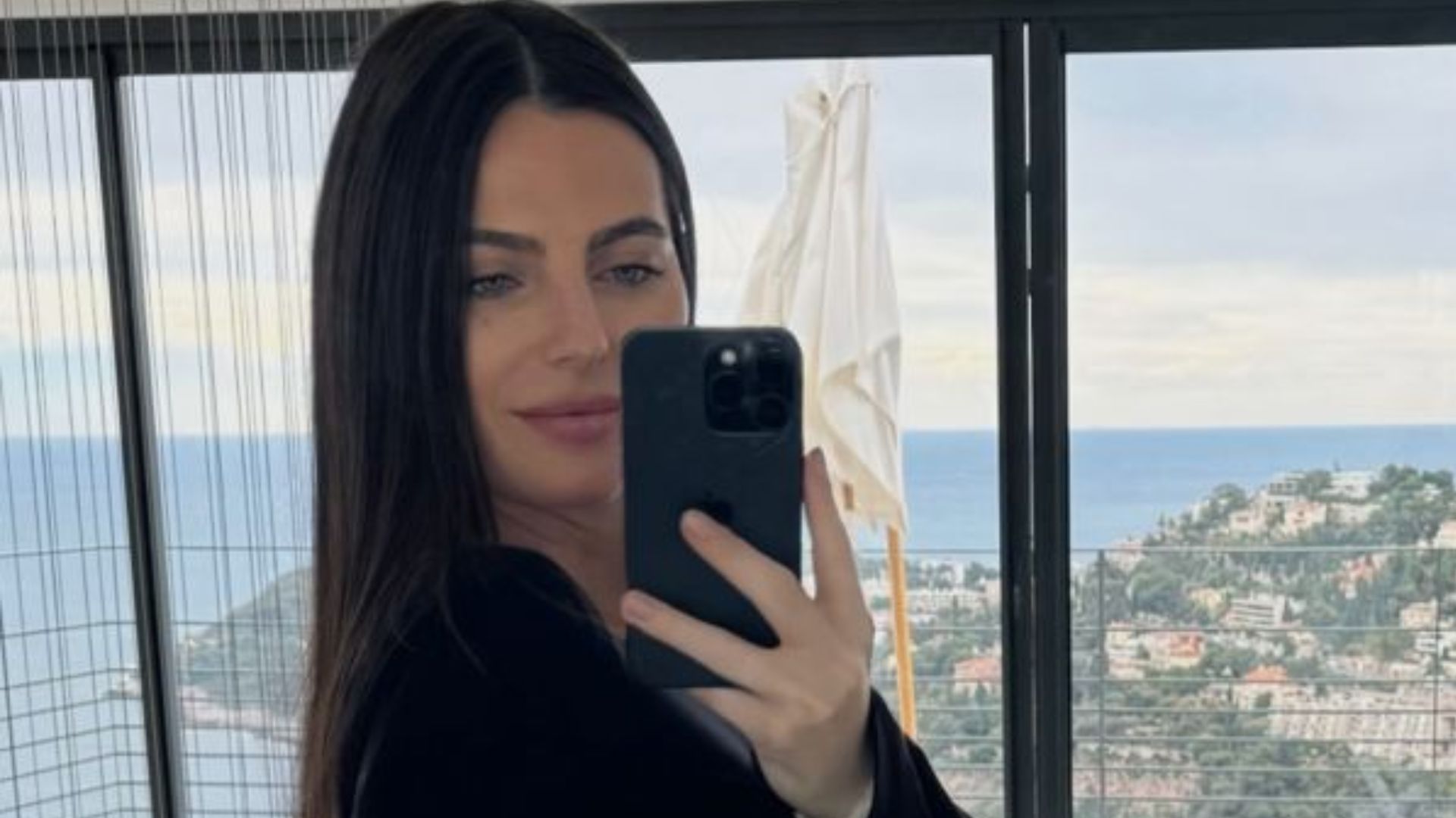 Exibindo a barriguinha, filha de Nelson Piquet celebra retorno ao pilates durante a gestação