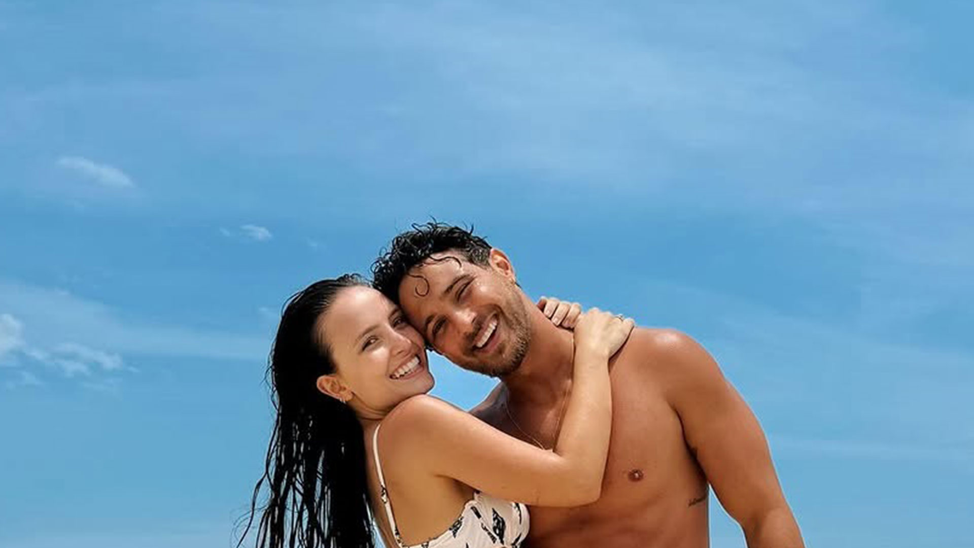 Larissa Manoela e André Luiz Frambach esbanjam amor em dia de praia