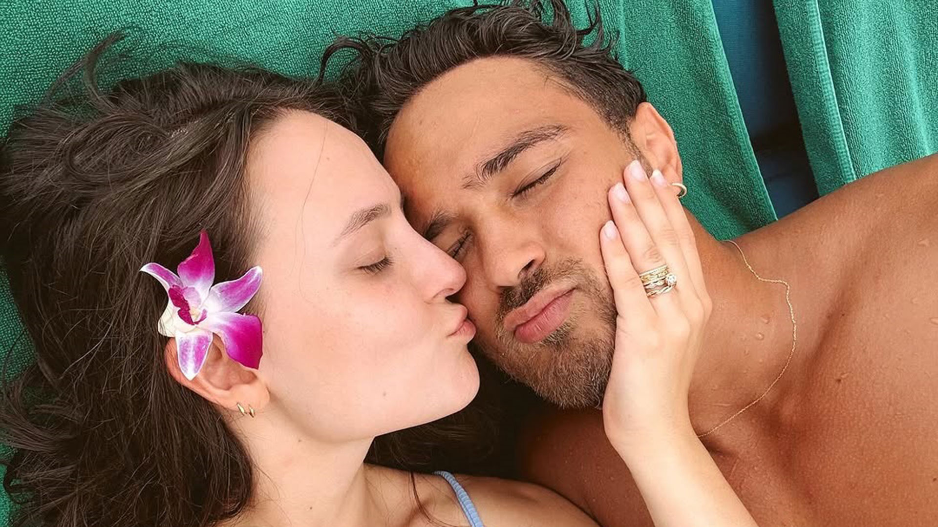 Larissa Manoela celebra relacionamento com André Luiz Frambach