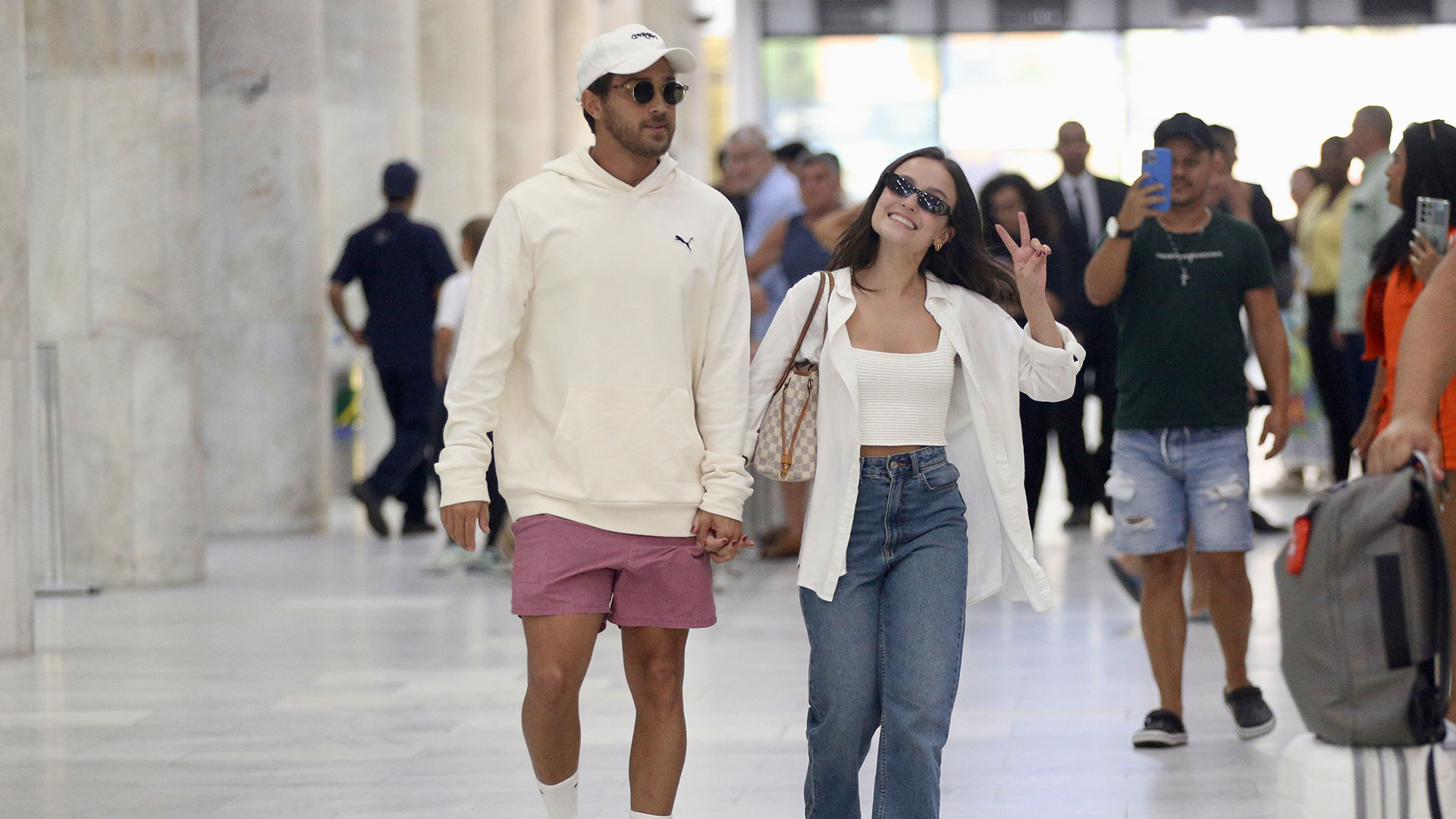 Larissa Manoela e André Luiz Frambach esbanjam simpatia em aeroporto