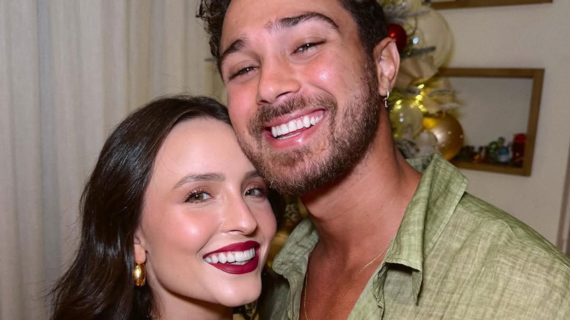 Larissa Manoela mostra sua reação ao ver vestido de noiva pela primeira vez