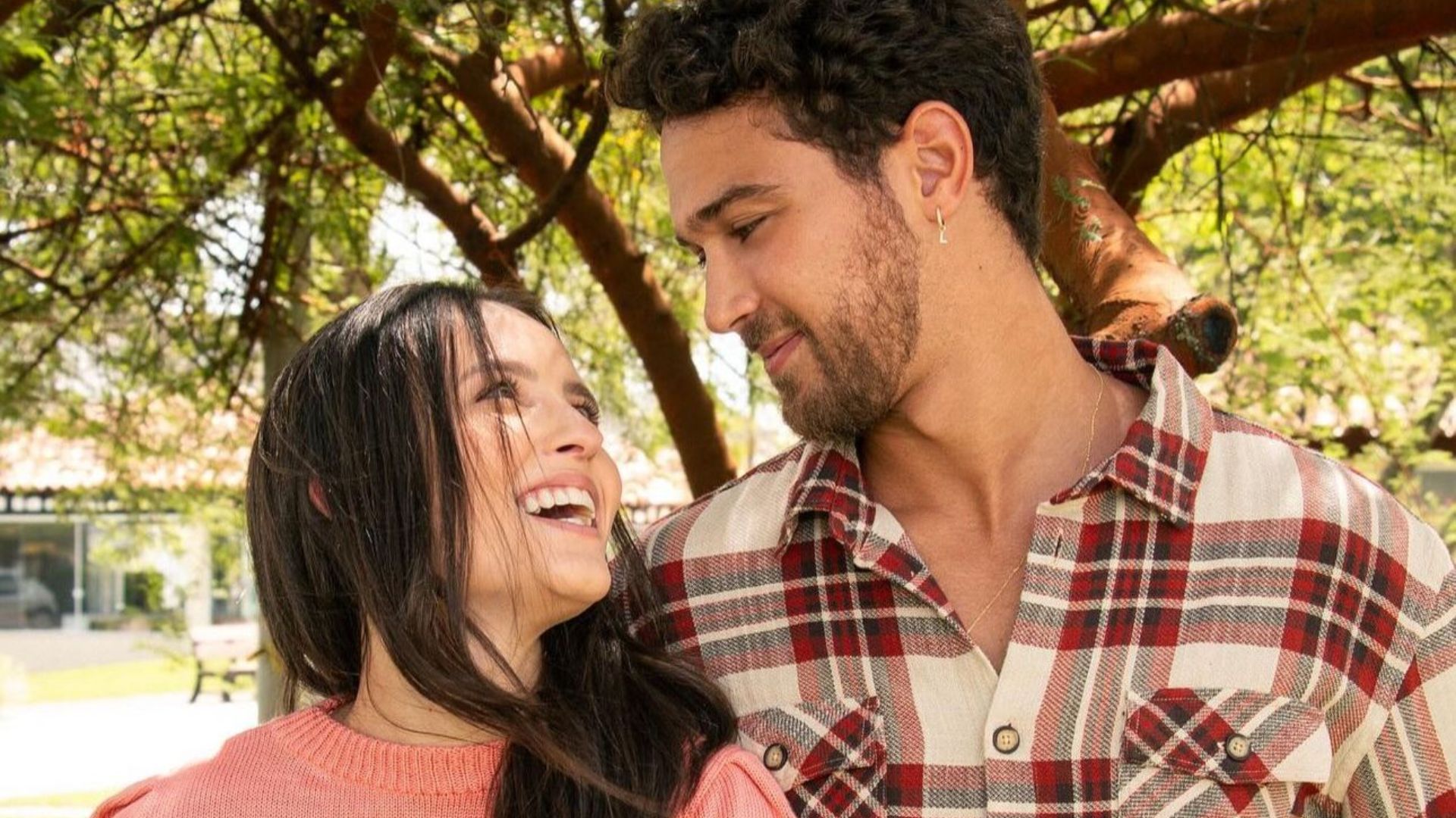 Larissa Manoela e André Luiz Frambach recriam fotos de primeiro filme juntos