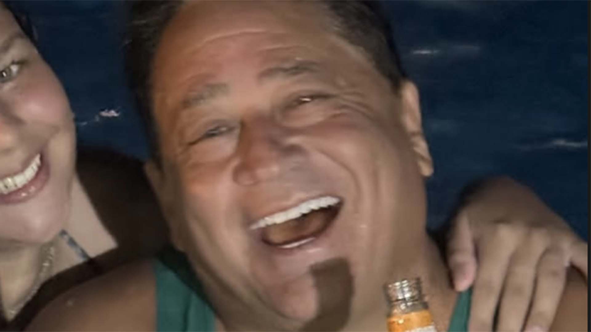 Leonardo curte noite na piscina com as filhas de Pedro Leonardo