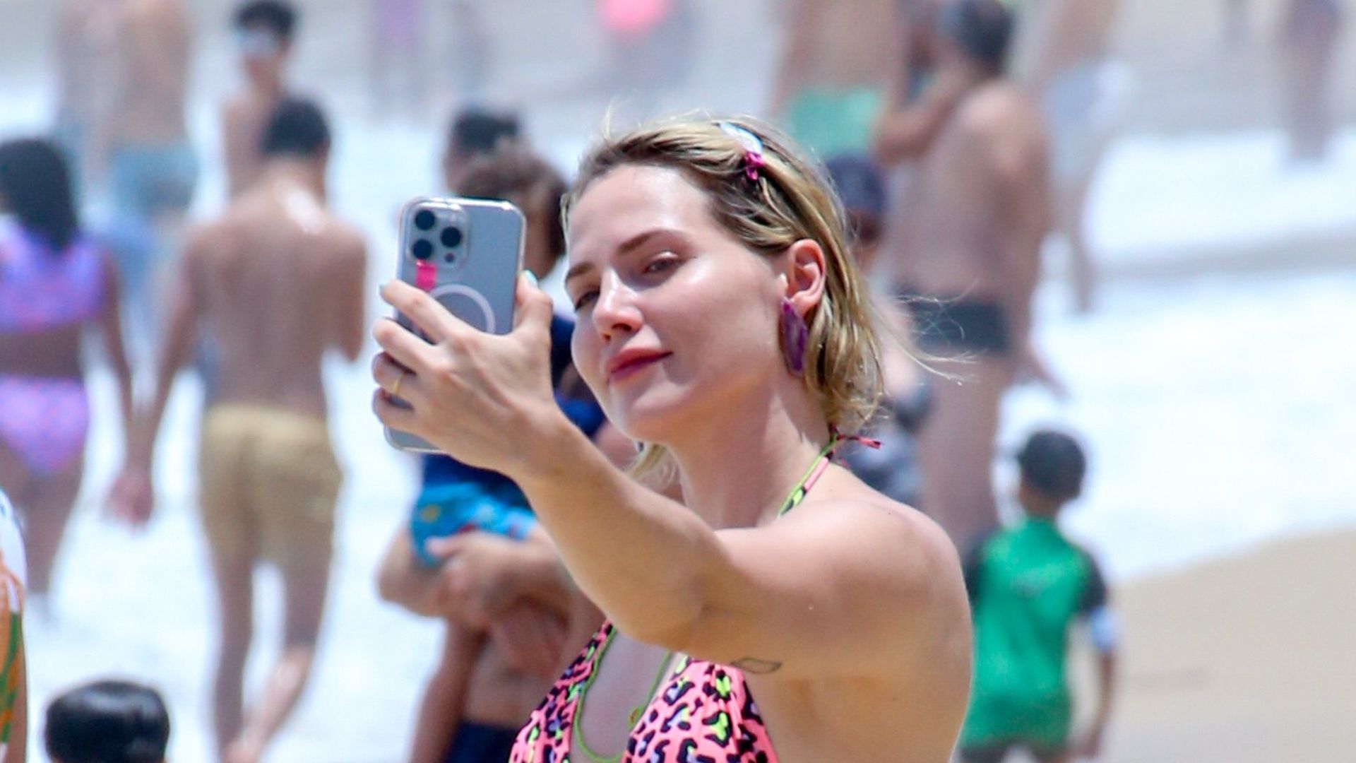 Leticia Colin aproveita dia de sol na praia com o filho