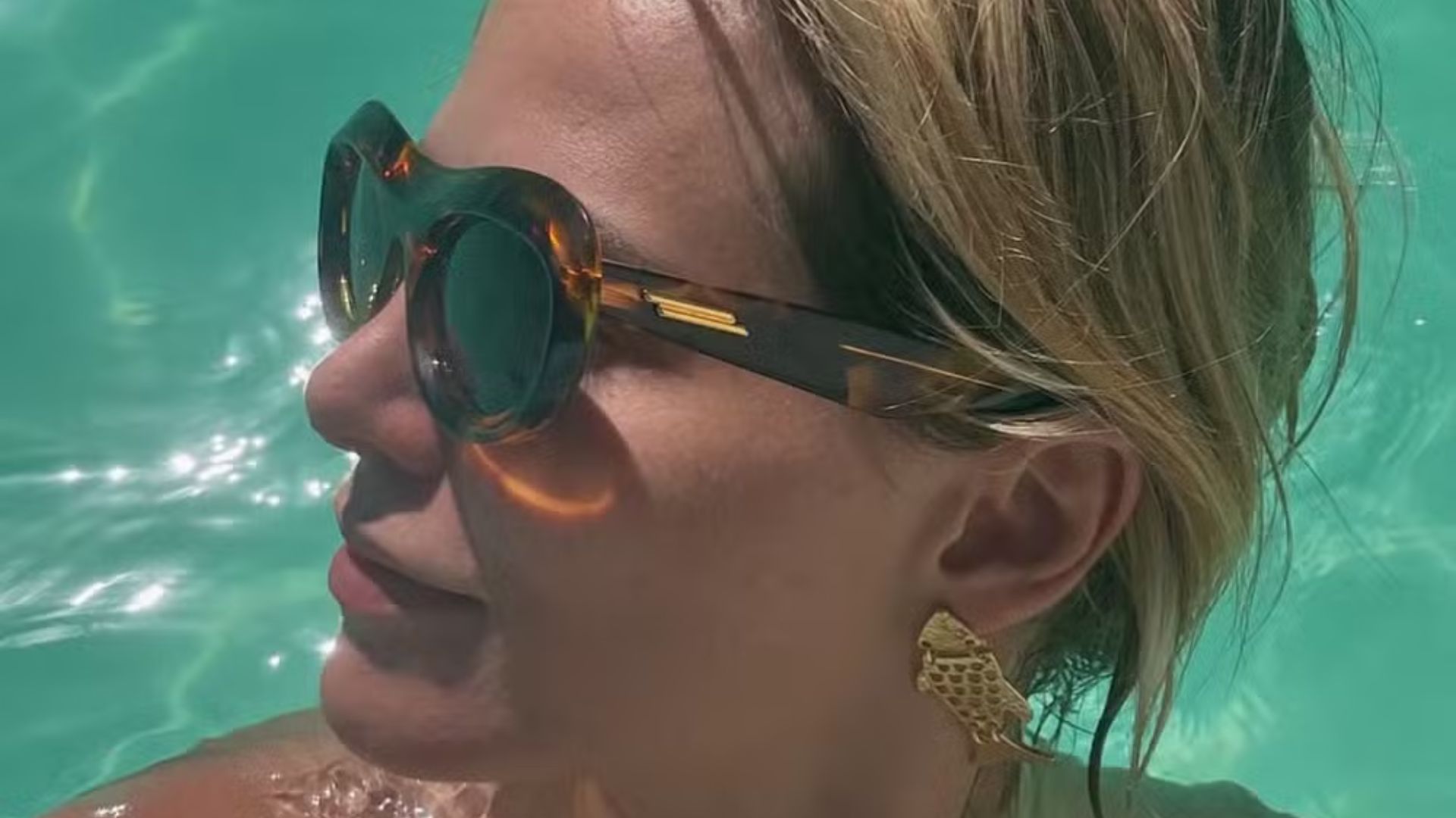 Leticia Colin surge de biquíni sem alças e curte banho de piscina na Bahia