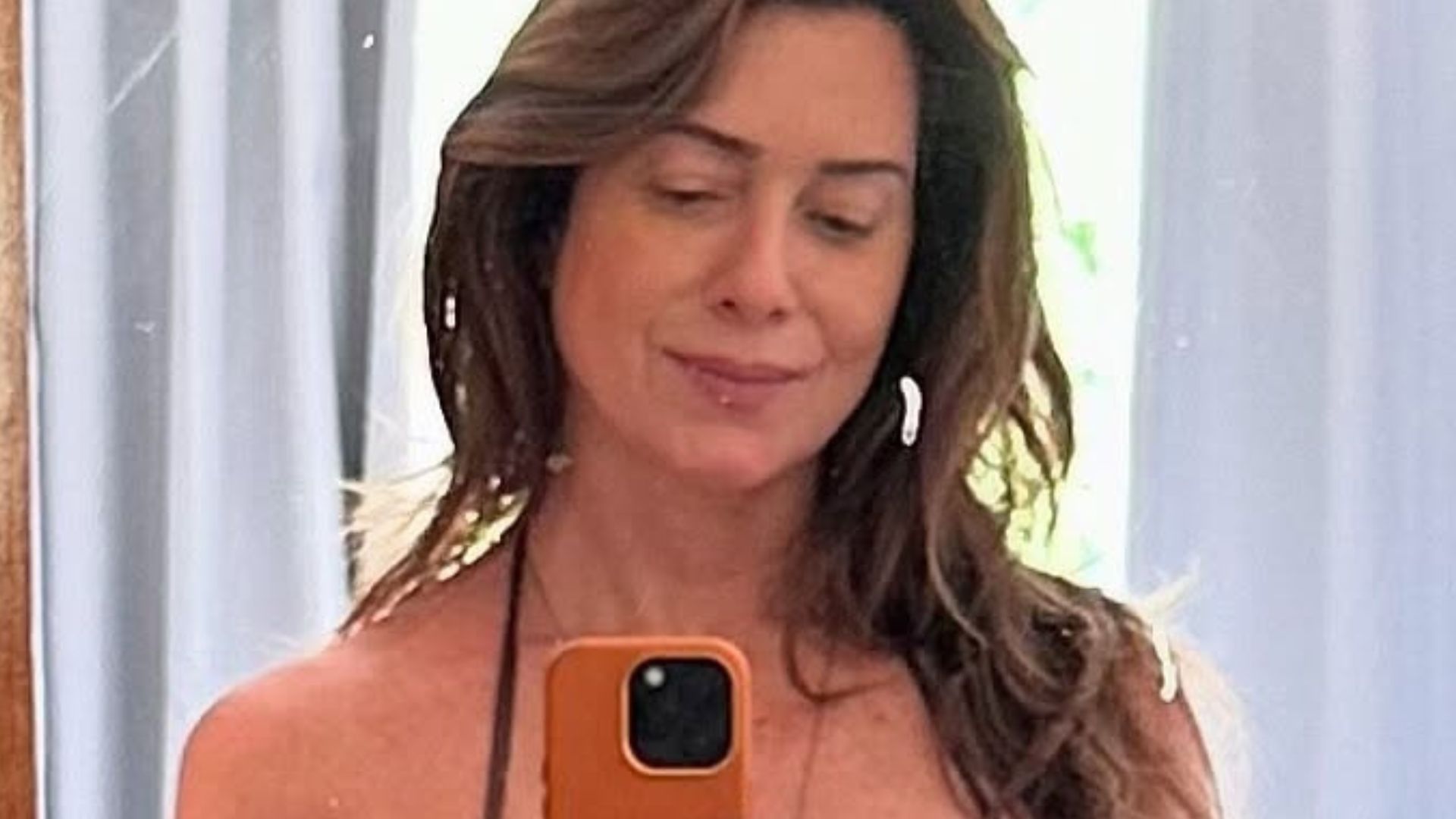Leticia Spiller chama atenção ao exibir corpo sarado: ‘Dar uma biscoitada’