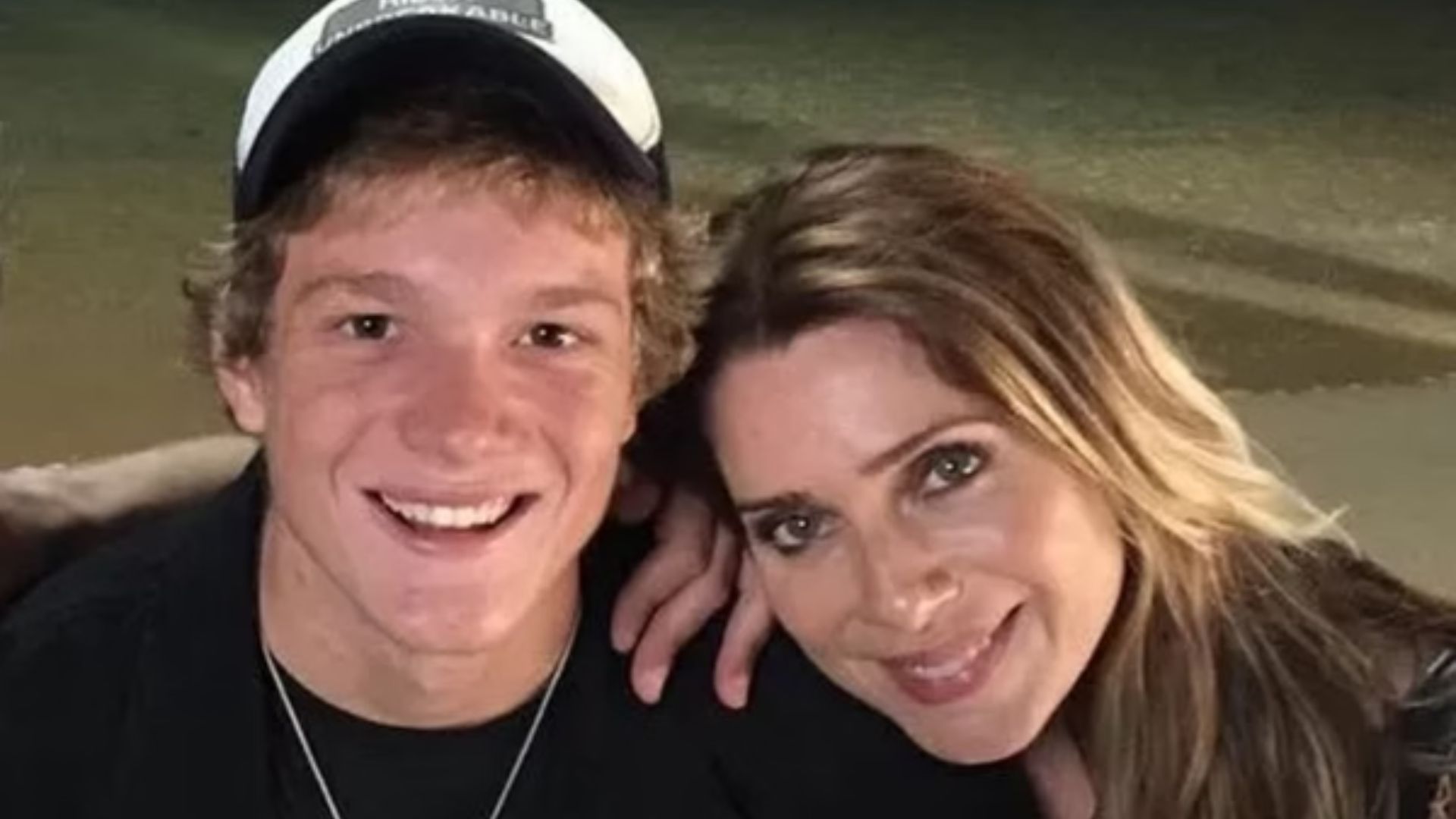 Leticia Spiller surge ao lado do filho, Pedro Novaes, em prática de ioga