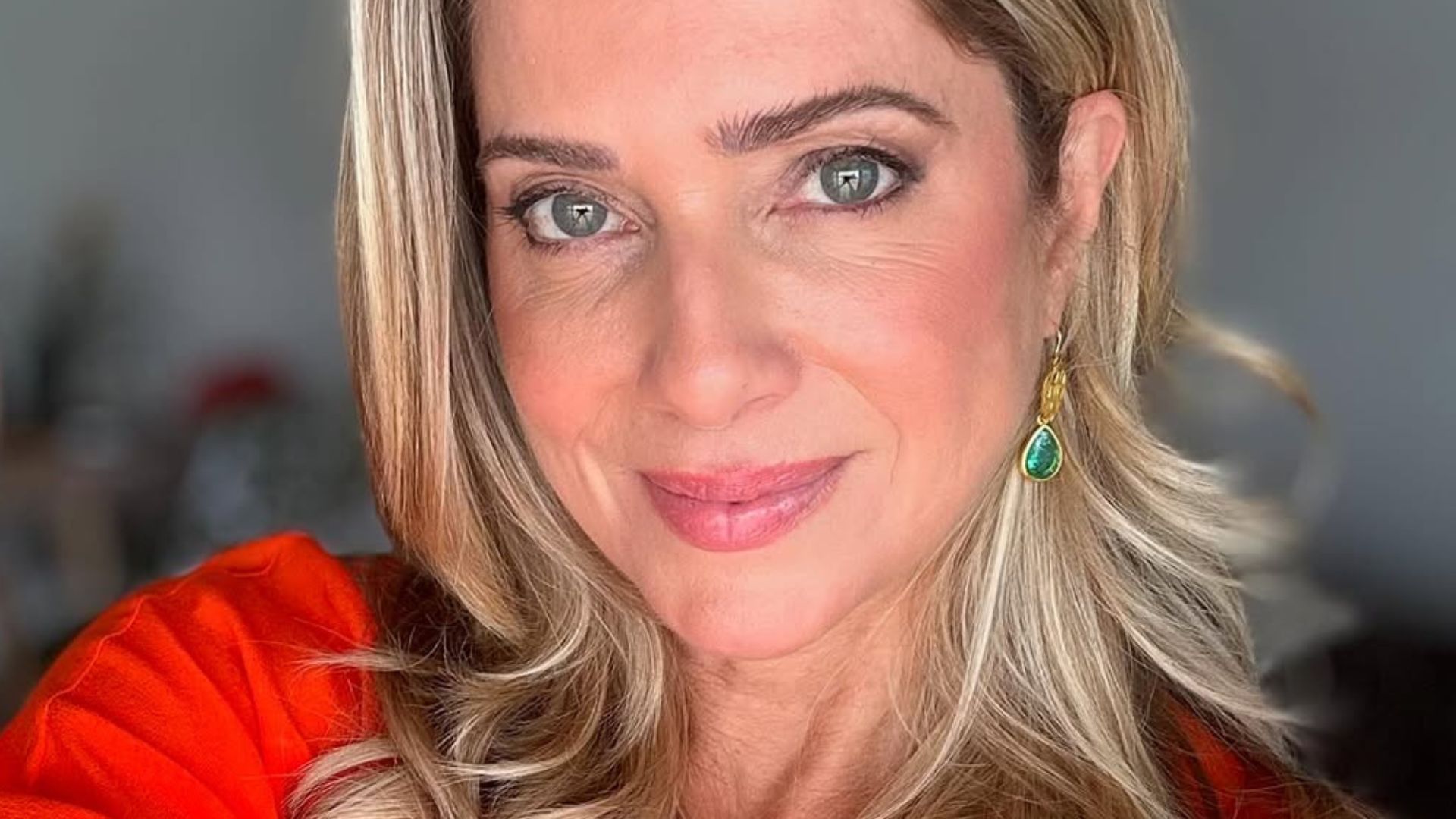 Leticia Spiller radicaliza o visual e impressiona ao se despedir dos fios loiros