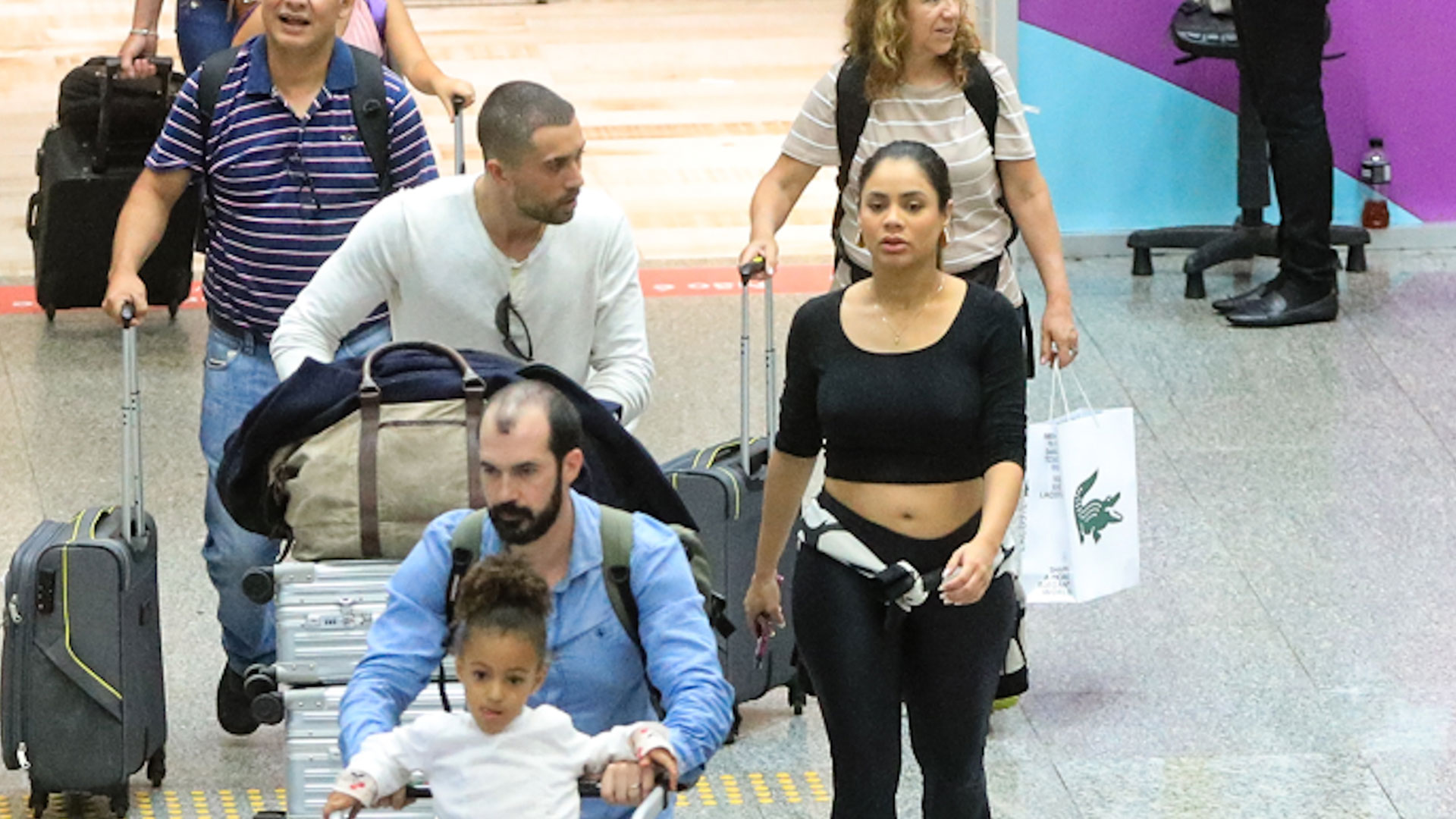 Lexa deixa barriguinha da gravidez à mostra em aeroporto