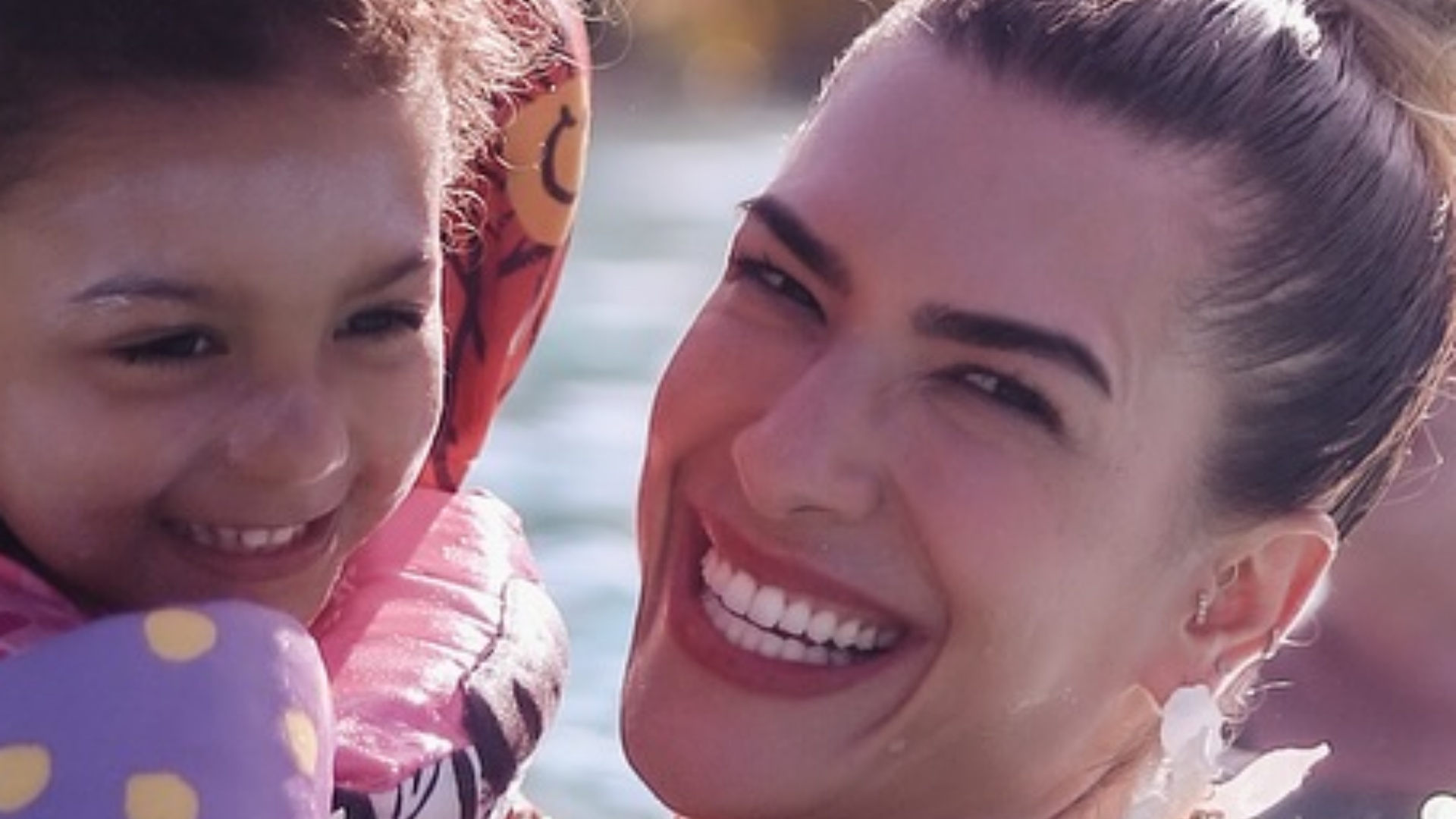 Lore Improta curte o dia na piscina com a filha, Liz: ‘Minha menina’