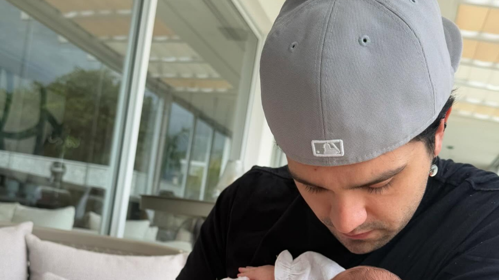Luan Santana se derrete em novos cliques com a filha: ‘Nosso presente’