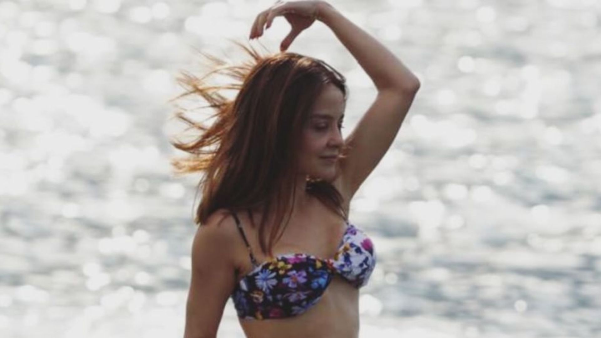 Dupla de Maraisa, Maiara esbanja beleza ao posar em praia paradisíaca