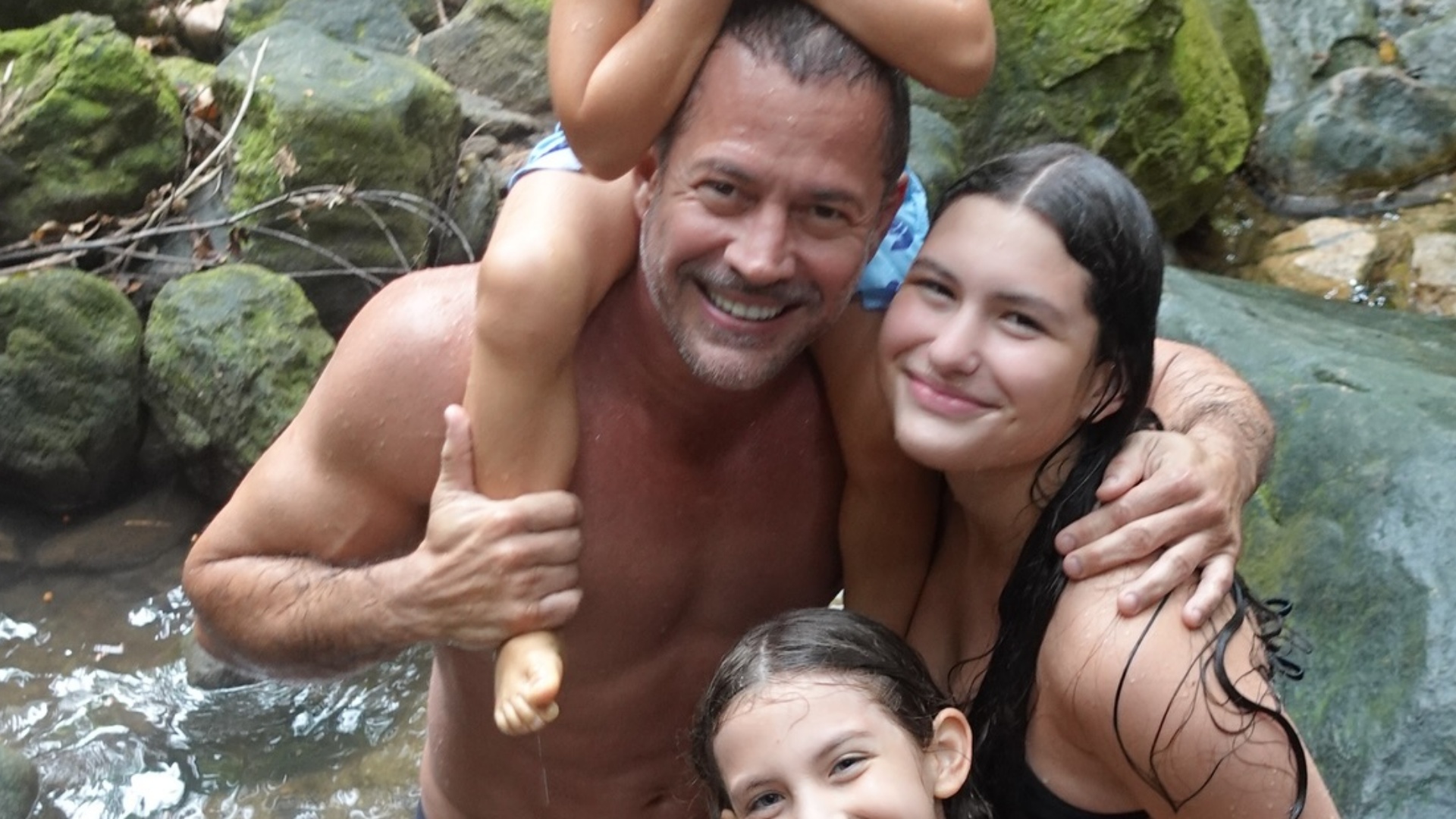 Malvino Salvador aproveita o dia em cachoeira com a família
